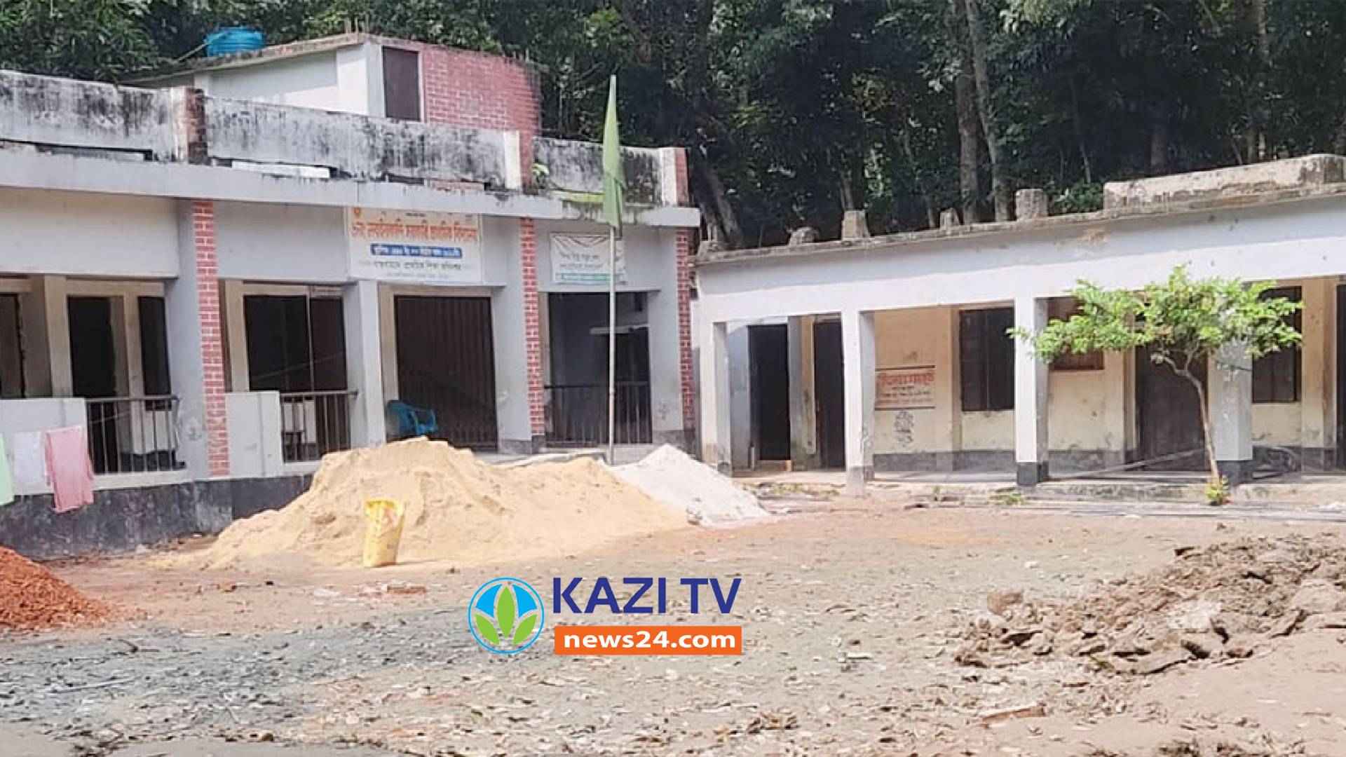 মতলব উত্তরে বিদ্যালয়ের জমি দখল করে ভবন নির্মাণ বাউন্ডারি নির্মাণে জটিলতা