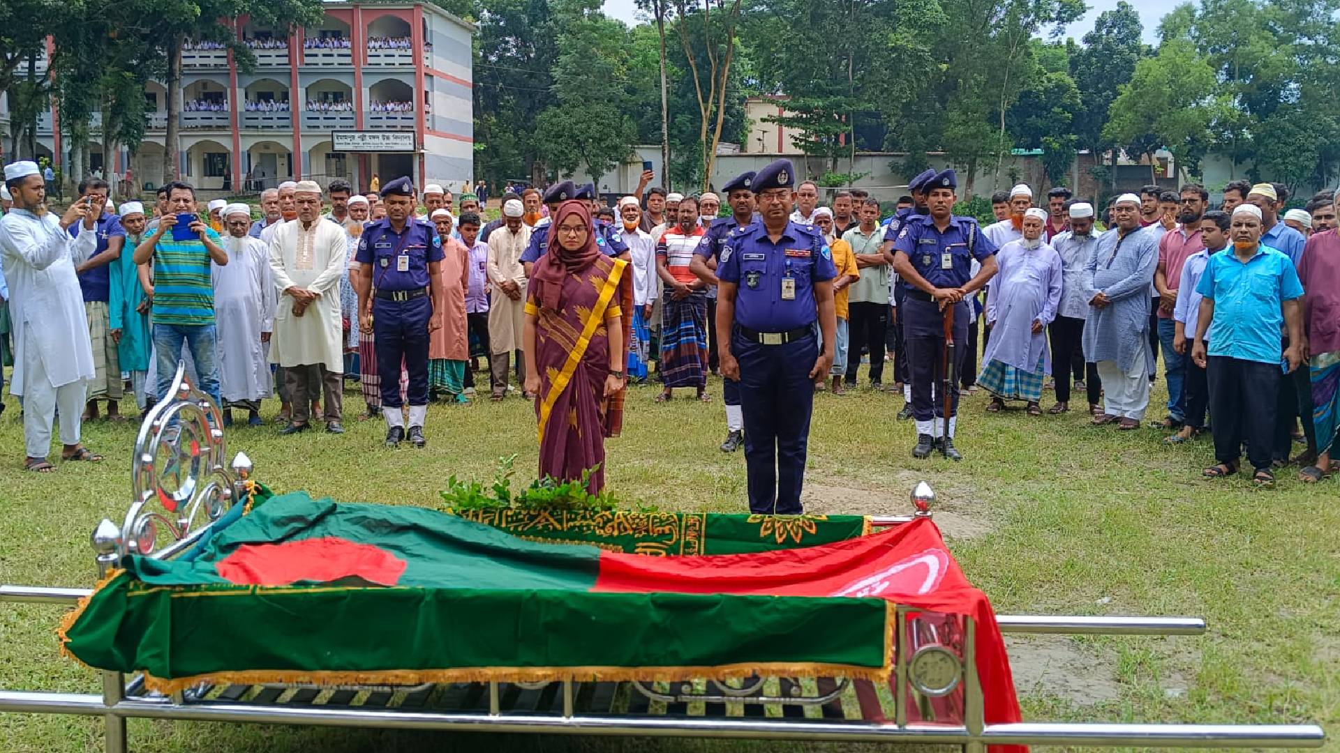 মতলব উত্তরে বীর মুক্তিযোদ্ধা আ. হক মিয়ার রাষ্ট্রীয় মর্যাদায় দাফন সম্পন্ন