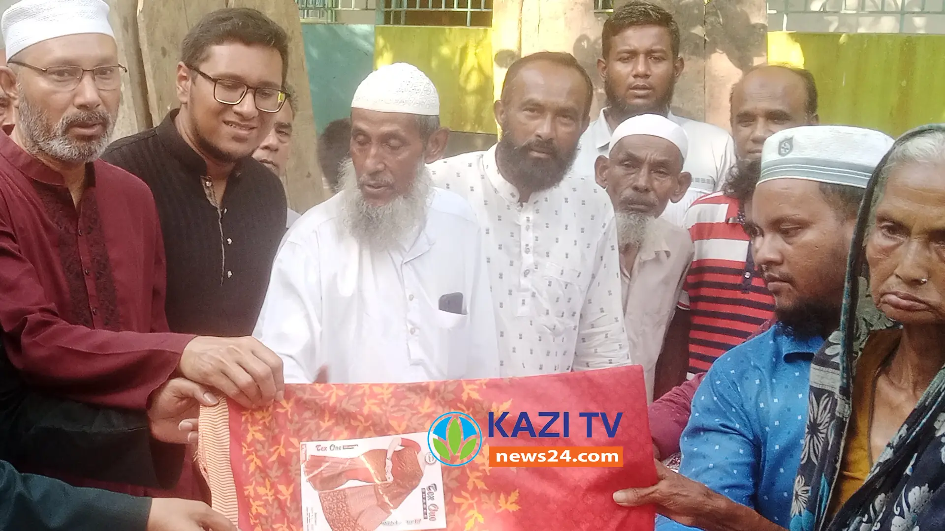 মতলব উত্তরে মাওলানা আব্দুল হাই ফাউন্ডেশনের ঈদ বস্ত্র বিতরণ