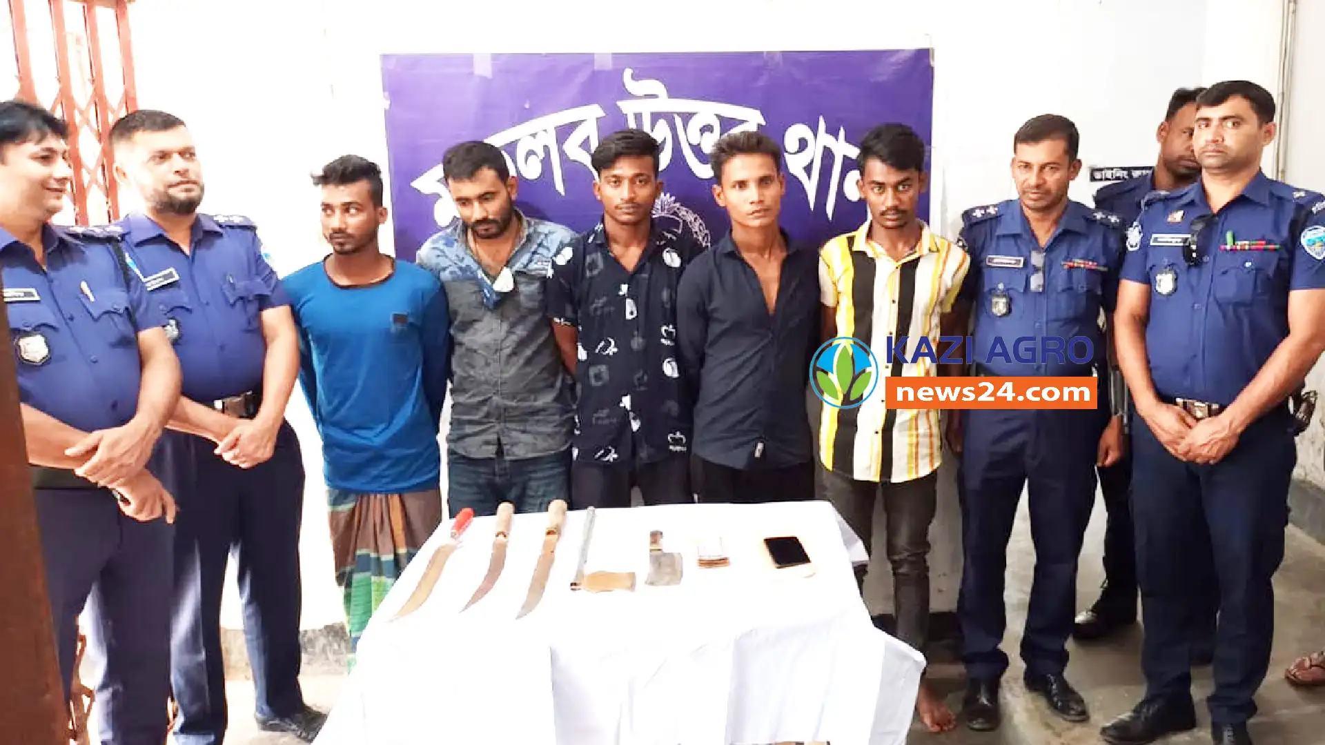 মতলব উত্তরে লুন্ঠিত মালামাল ও অস্ত্রসহ ৫ ডাকাত সদস্য গ্রেপ্তার
