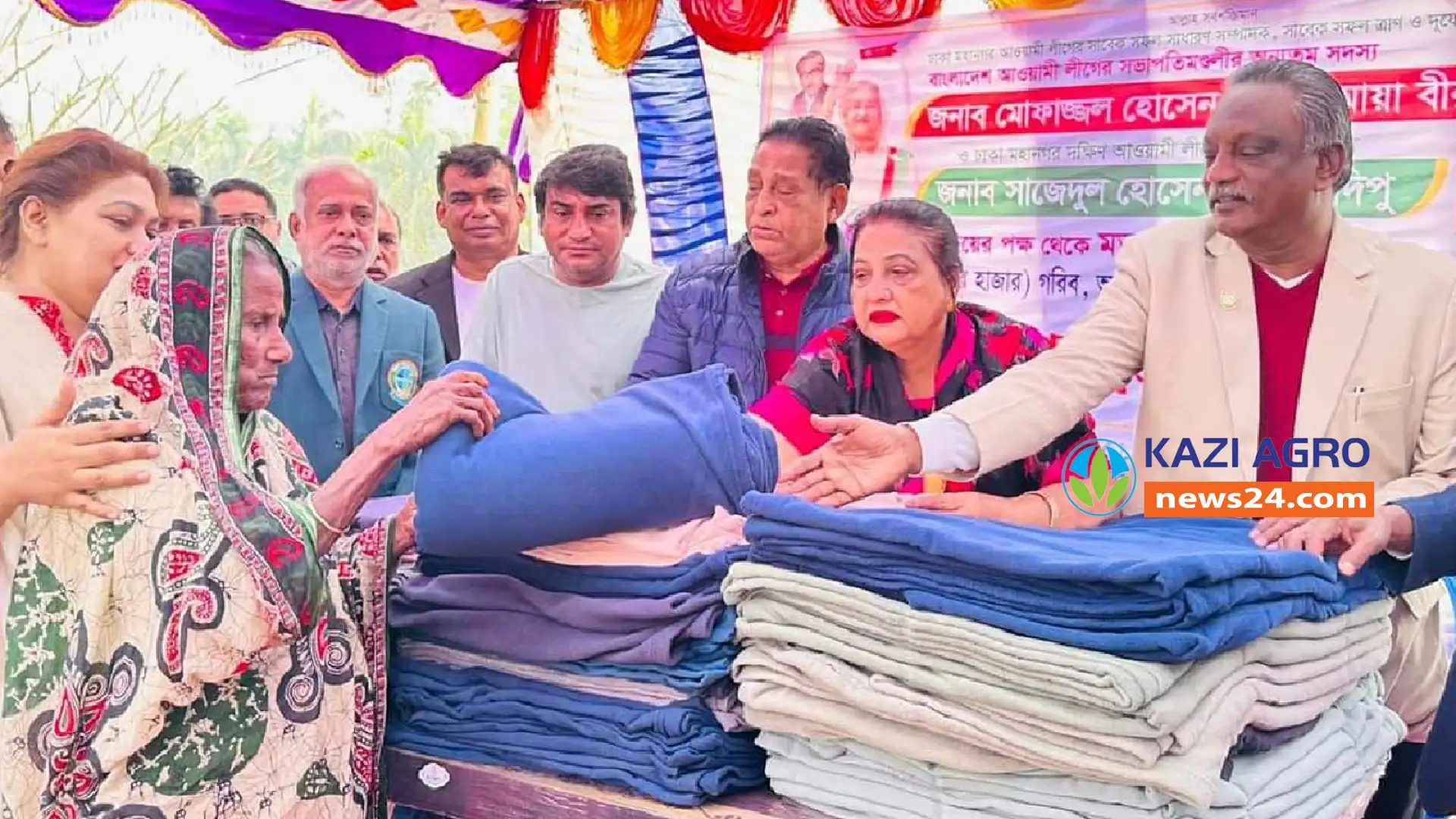 মতলব উত্তরে শীতার্তদের মাঝে কম্বল বিতরণ