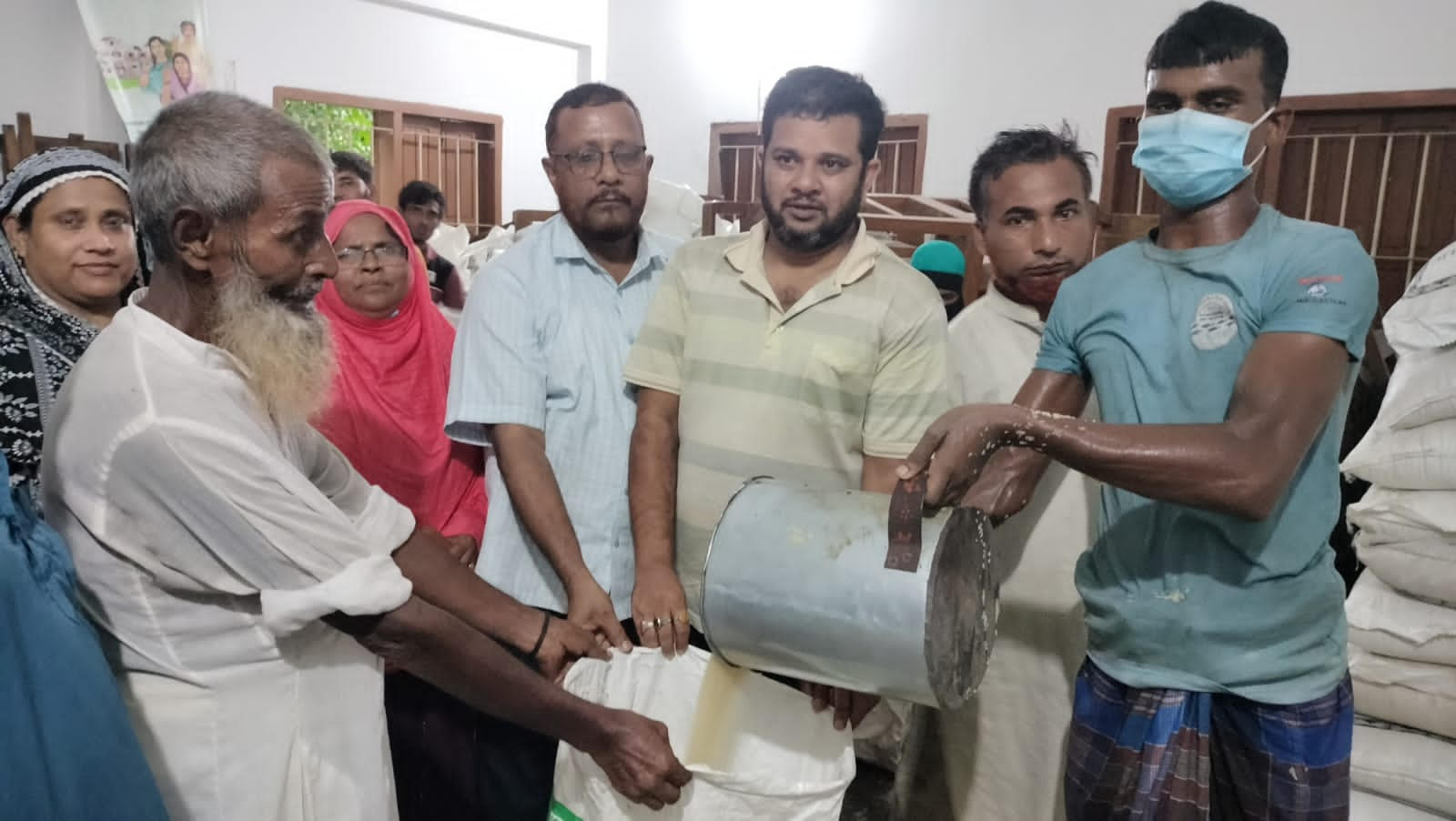 মতলব উত্তরে ষাটনলে জেলেদের মাঝে চাল বিতরণ