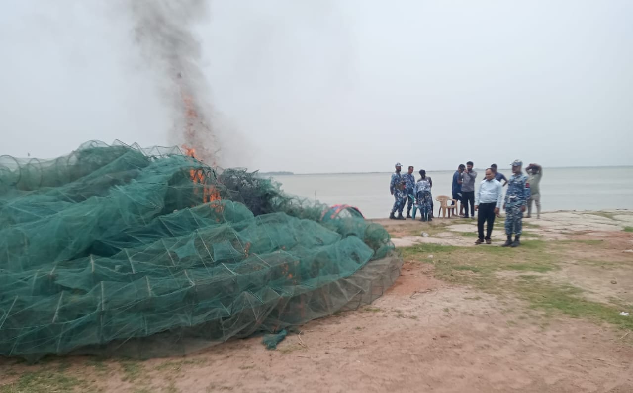 মতলব উত্তরে ৩০০ চায়না দুয়ারী জাল পুড়িয়ে ধ্বংস করল প্রশাসন