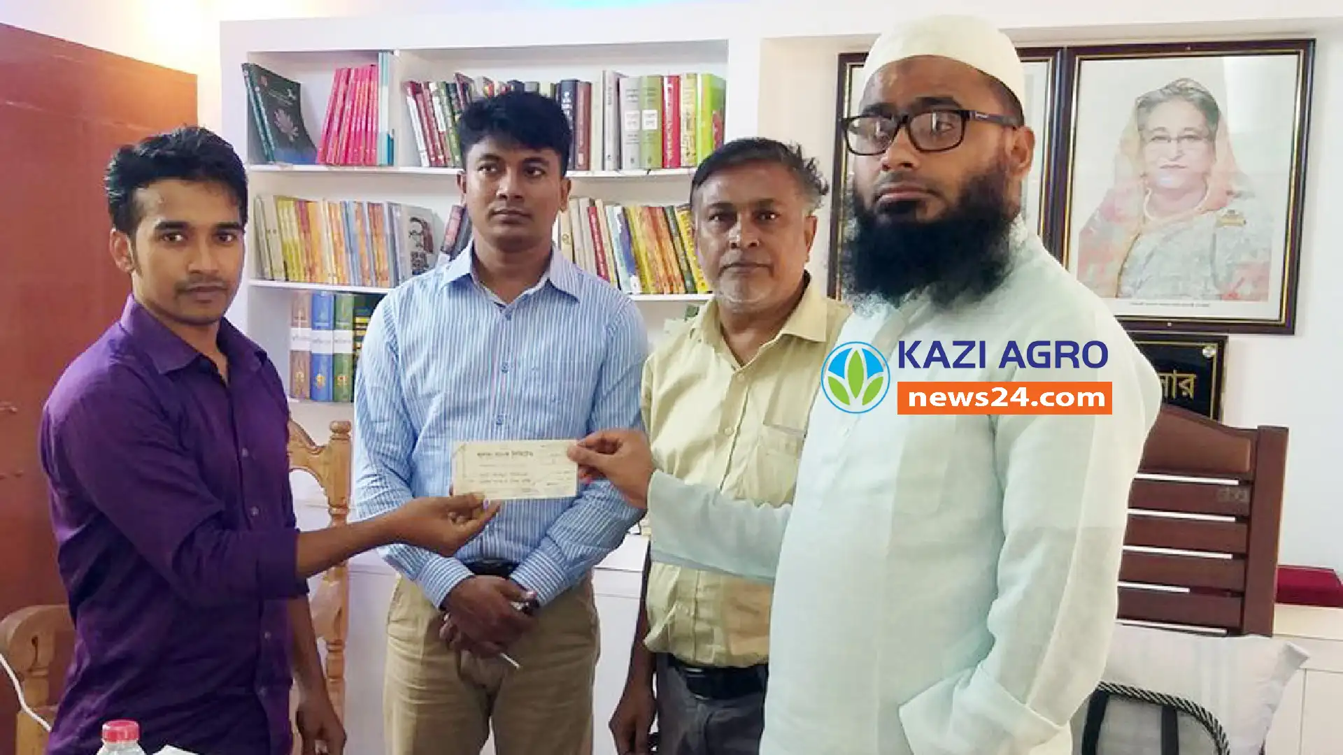 মতলব উত্তরে ৪ যুবক-যুবতির মাঝে ঋন বিতরণ
