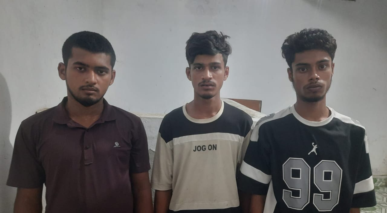 মতলব উত্তরে ৭ম শ্রেণির ছাত্রীকে সংঘবদ্ধ ধর্ষণ, তিন যুবক গ্রেপ্তার।
