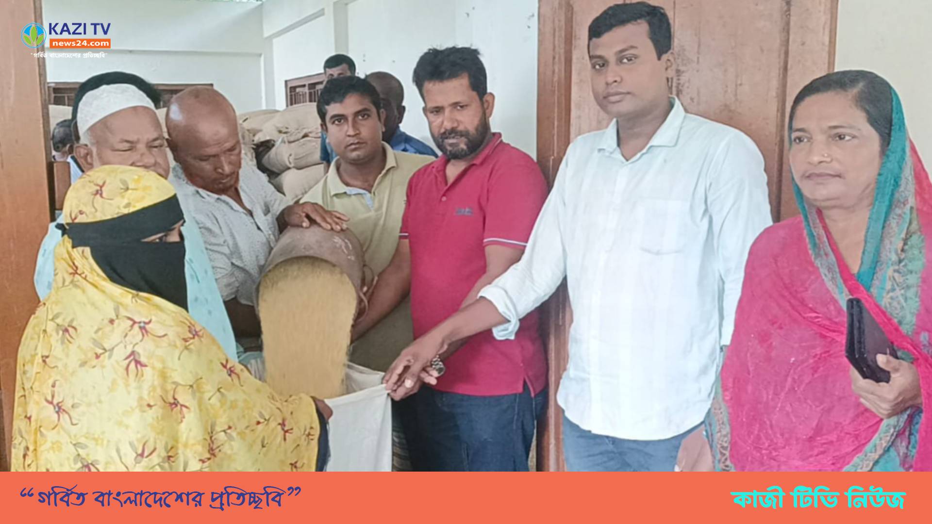 মতলব উত্তরের এখলাছপুরে জেলেদের মাঝে চাল বিতরণ।