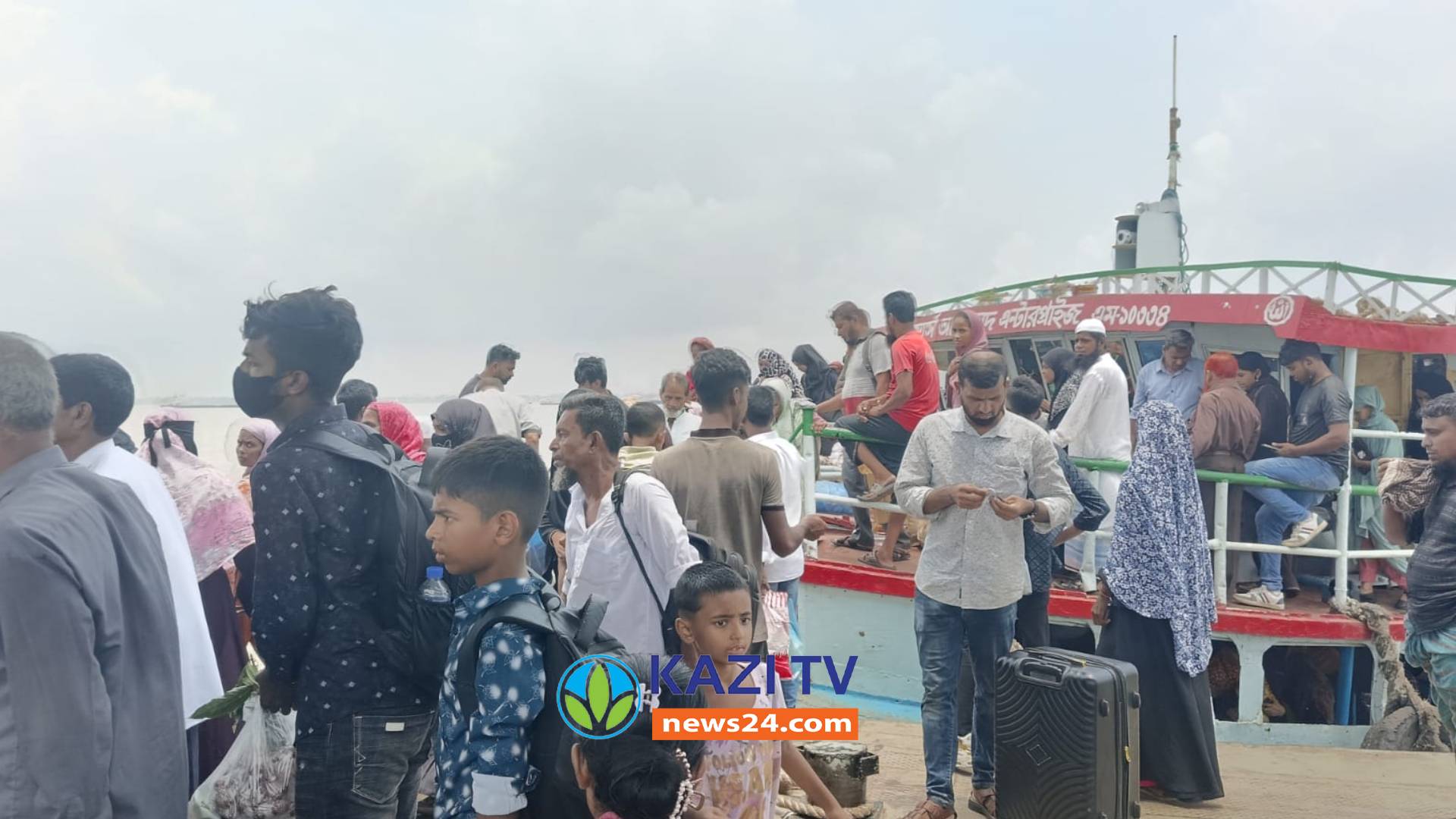 মতলবে লঞ্চে শুরু হয়েছে নাড়ির টানে বাড়ি ফেরা