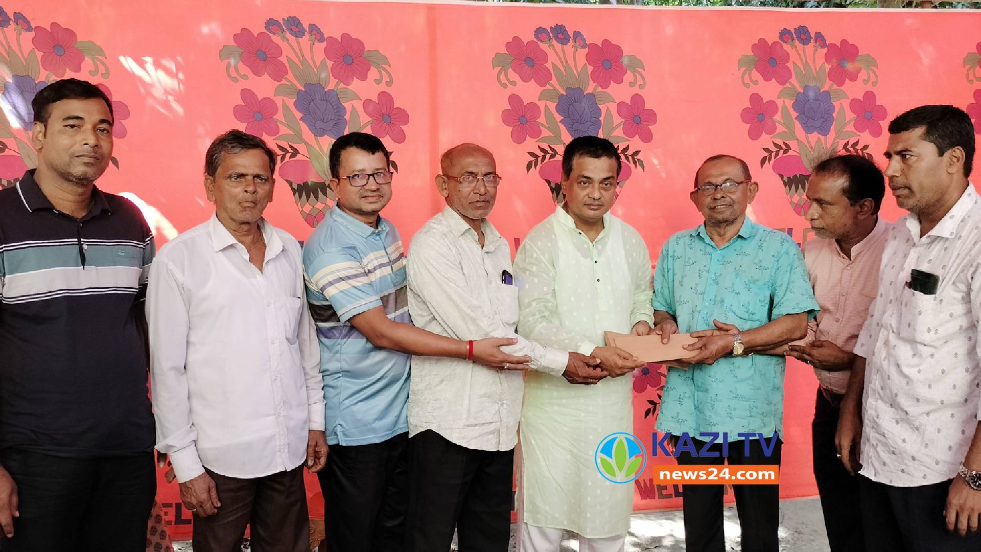 মতলবের ৭১ পূজা মন্ডপে আর্থিক অনুদান প্রদান এসি মিজানের