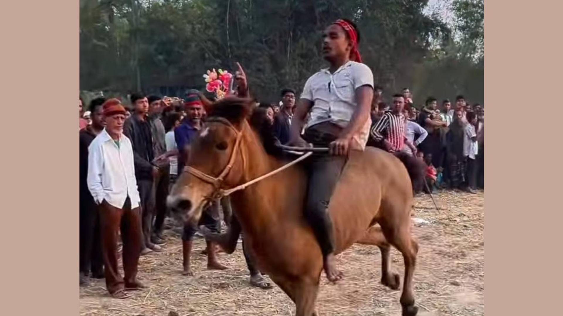 মধুপুরে গ্রাম বাংলার ঐতিহ্য ঘোড়দৌড় প্রতিযোগিতা অনুষ্ঠিত