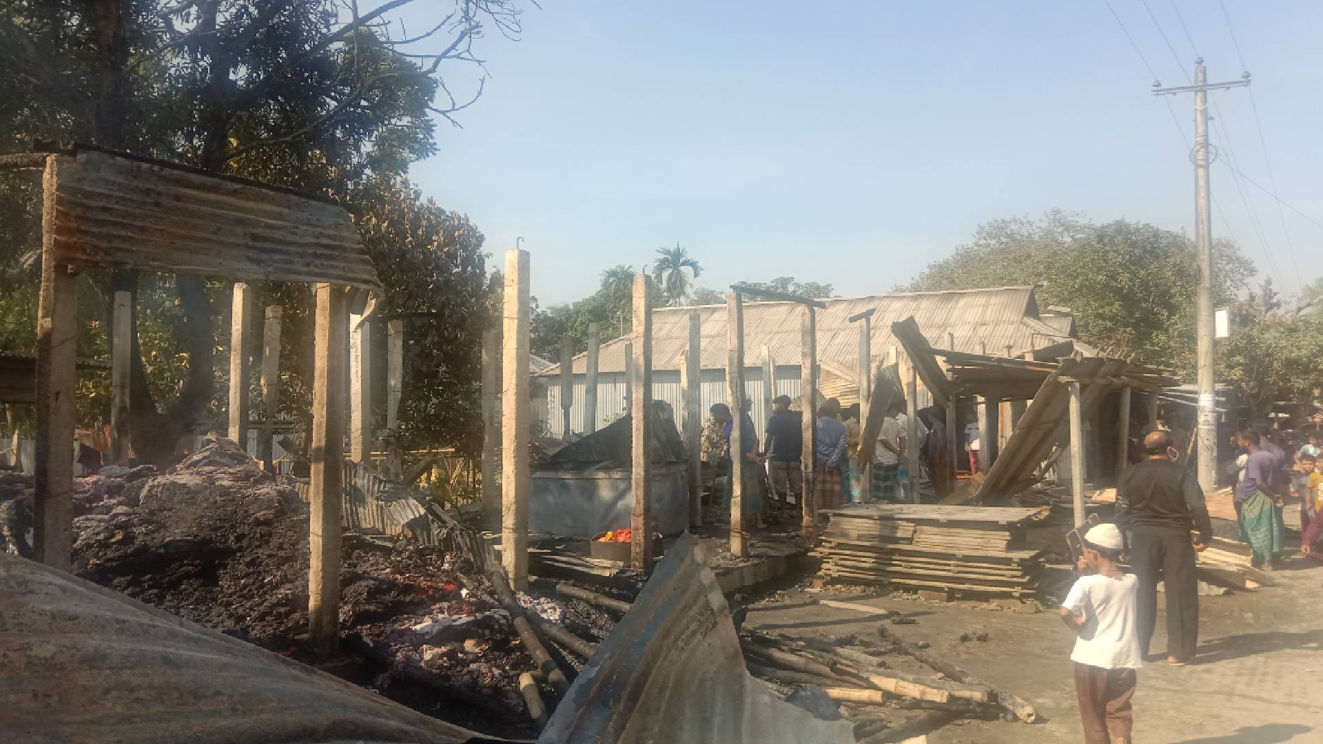 মধুপুরে ভয়াবহ অগ্নিকাণ্ডের ঘটনায় দিশেহারা ব্যবসায়ী