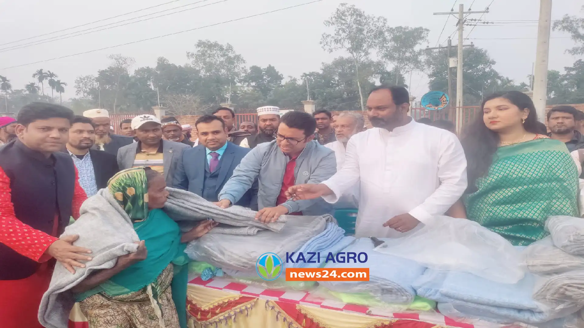 মহান বিজয় দিবস উপলক্ষে স্থানীয় এমপি ছোট মনির নিজ ইউনিয়নে দুই হাজার কম্বল বিতরণ করেন।
