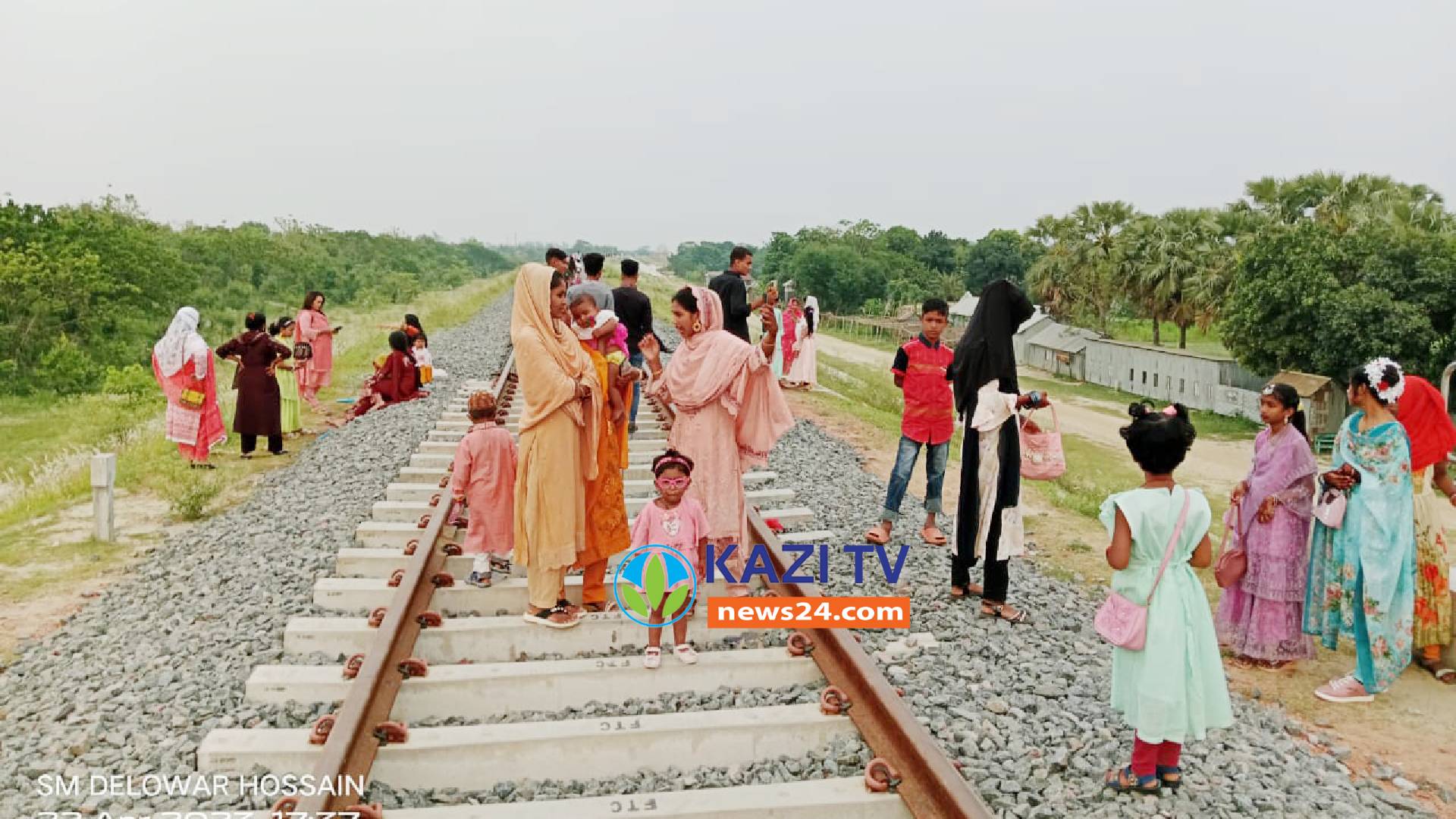 মাদারীপুরে নবনির্মিত রেলপথে দর্শনার্থীদের ভিড়
