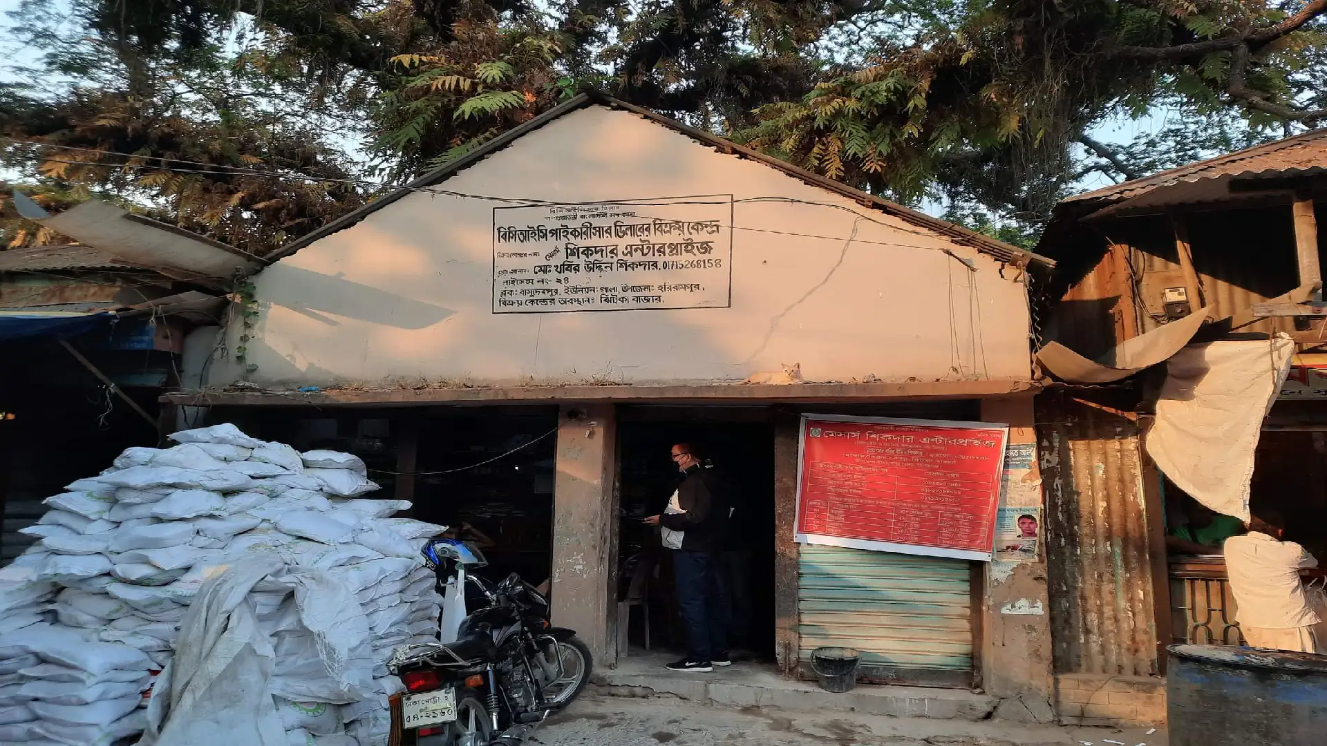 মানিকগঞ্জে সংকটের দোহাই দিয়ে বেশি দামে সার বিক্রি