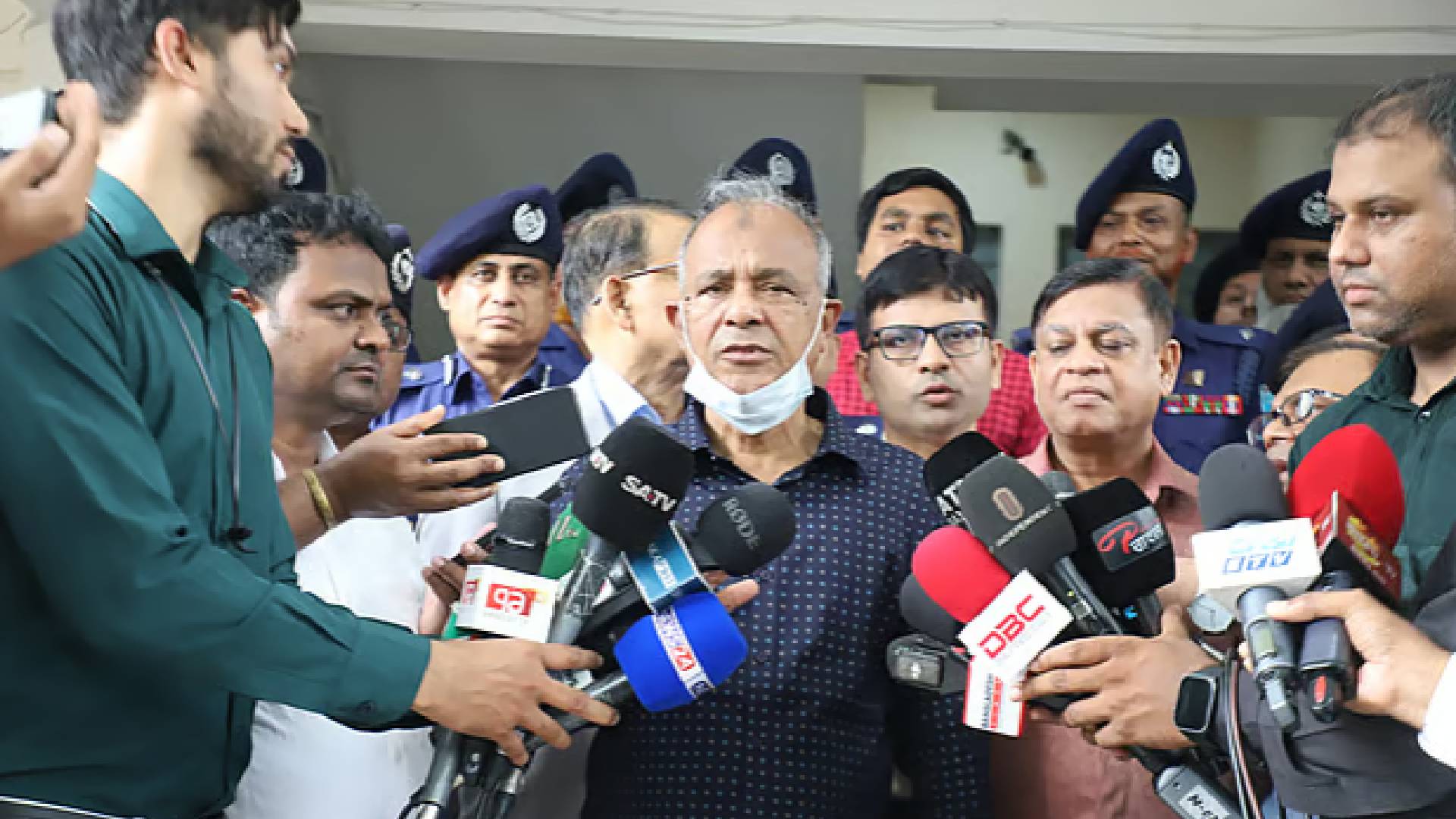 মিটফোর্ডের ঘটনায় জড়িতদের বিরুদ্ধে ব্যবস্থা নিতে বিলম্ব হয়নি: স্বরাষ্ট্র উপদেষ্টা