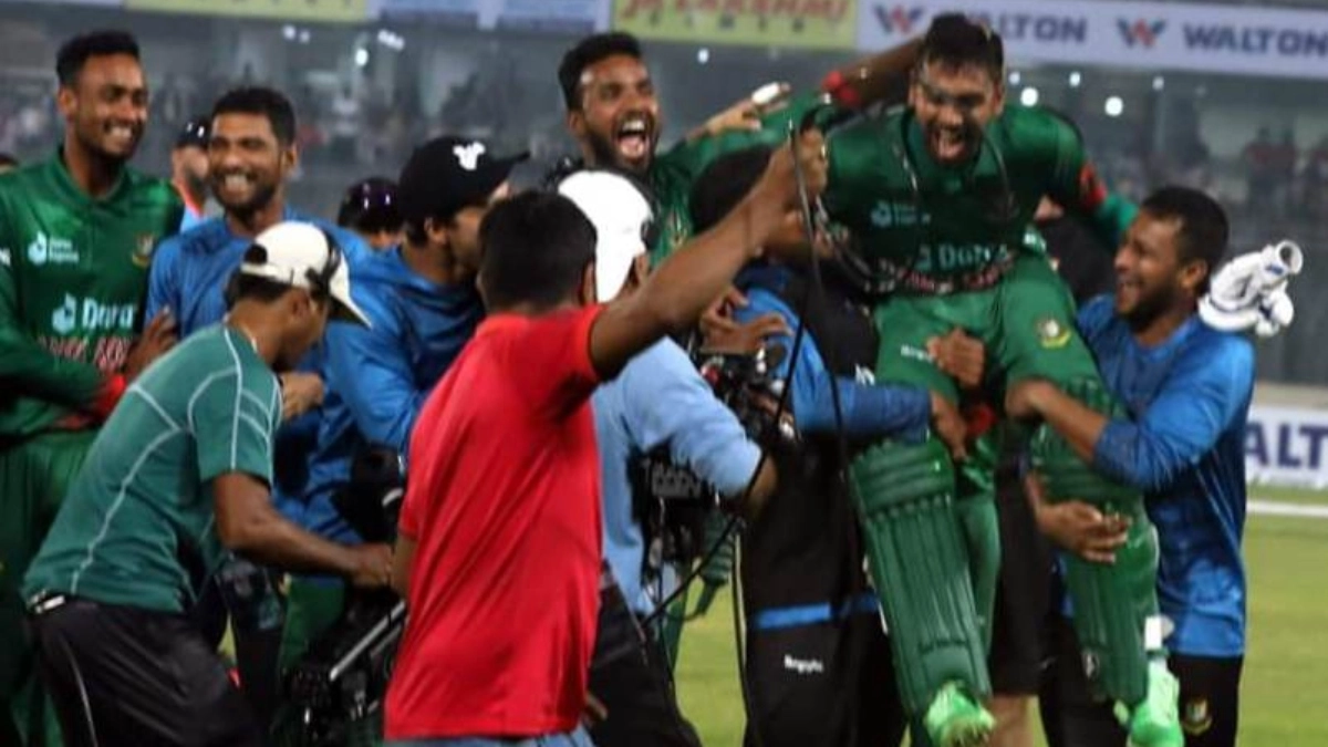 মিরাজকে কাঁধে তুলে সাকিবদের জয় উদযাপন