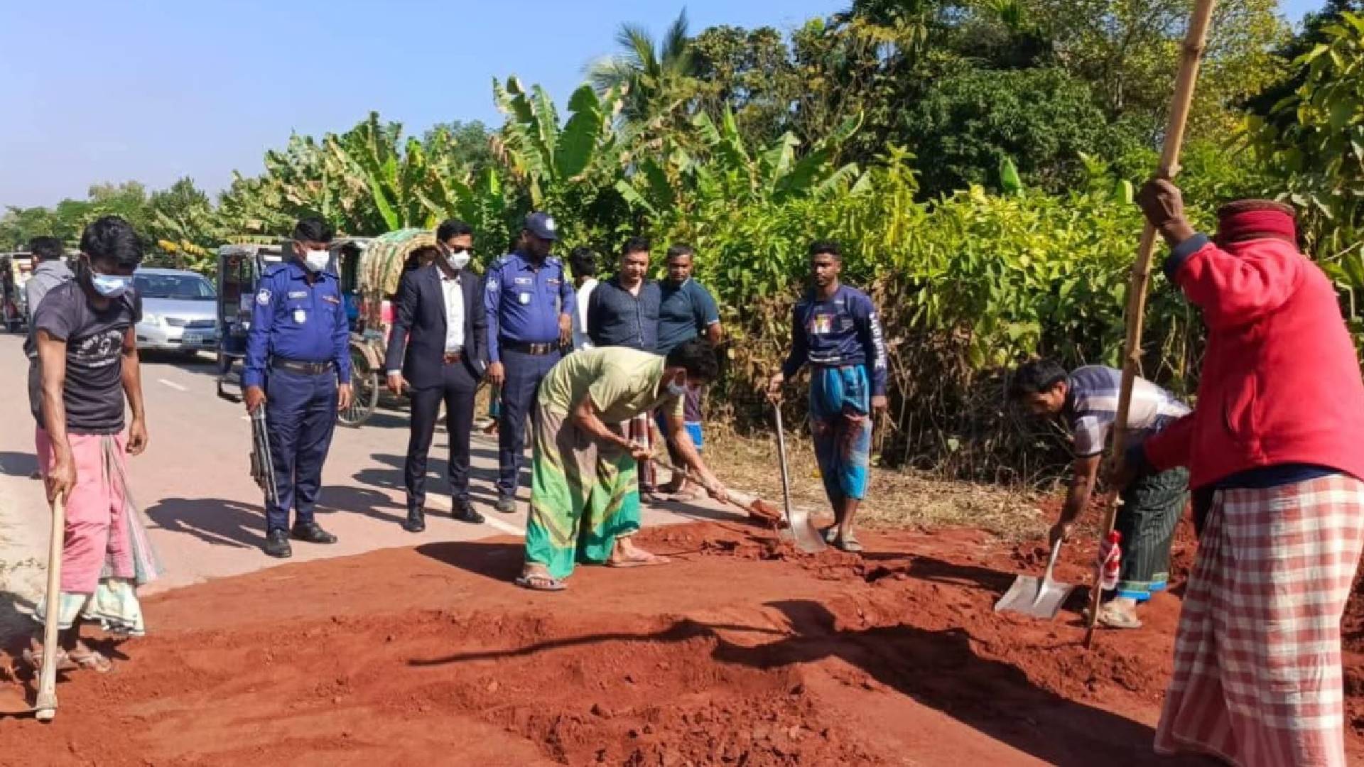 মেঘনা ধনাগোদা সেচ প্রকল্পের বেড়িবাঁধে অবৈধ বালু পাইপলাইন উচ্ছেদ, ট্রাক চালকদের অর্থদণ্ড