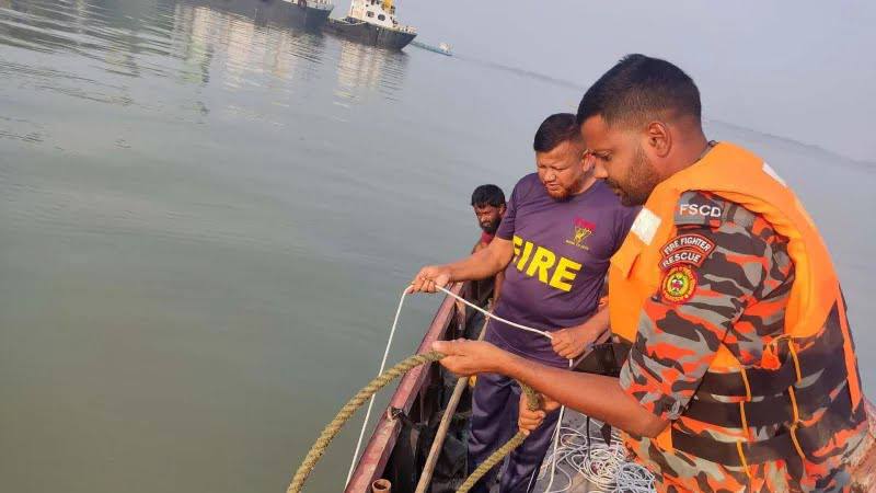 মেঘনা নদীতে সিমেন্টবাহী ট্রলার ডুবি, দুই যুবক নিখোঁজ