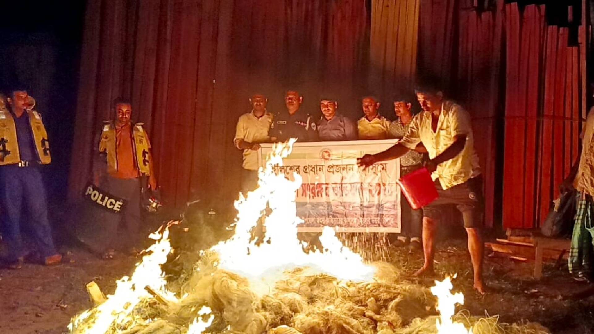 মেঘনায় মা ইলিশ রক্ষায় মতলব উত্তরে যৌথ অভিযান: ৪৫ হাজার মিটার জাল জব্দ, ১০ কেজি ইলিশ বিতরণ