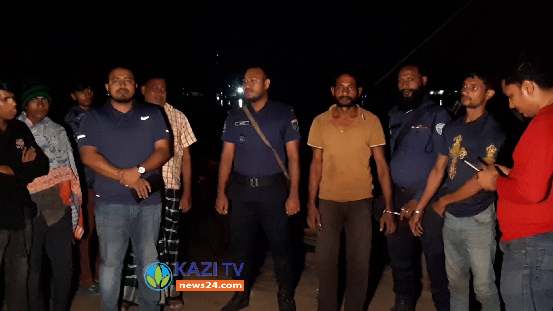 মোংলায় বিদেশী জাহাজ থেকে পাচারকালে জ্বালানী তেলসহ আটক দুই