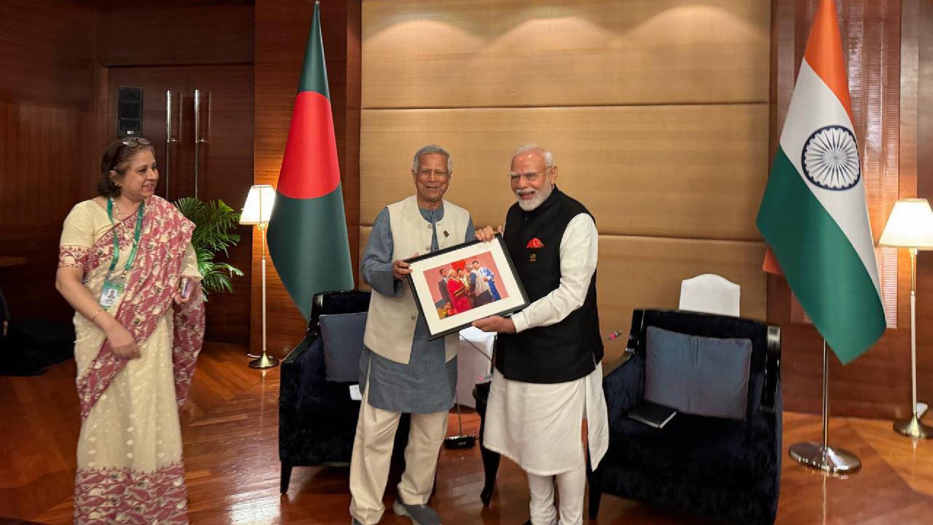 মোদিকে কেন আবু সাঈদের প্রতিকৃতি দিলেন না ড. ইউনূস