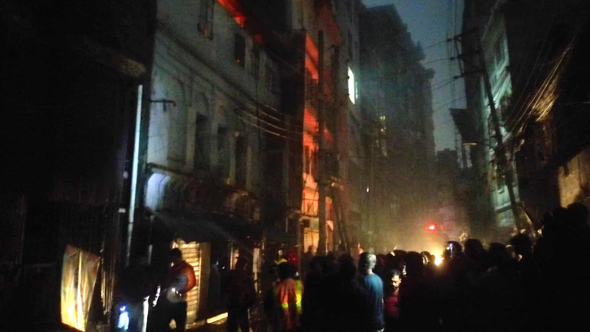 মোহাম্মদপুরের পর এবার চকবাজারে আগুন, নিয়ন্ত্রণে ৭ ইউনিট