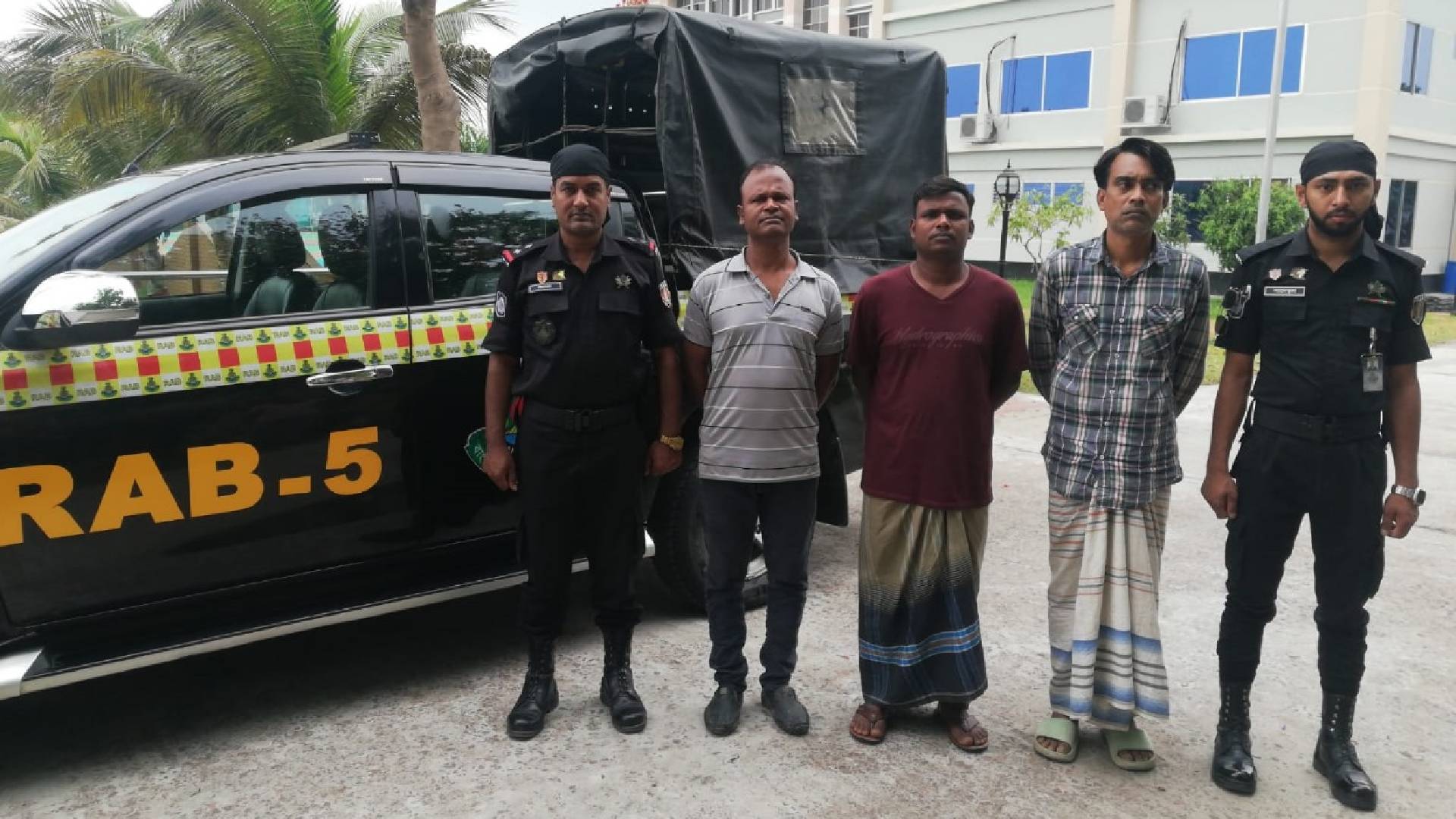 রাজশাহী অপহরণ পর মুক্তিপণ দাবীকারী চক্রের ০৩ সদস্যকে আটক করেছে র‌্যাব -৫