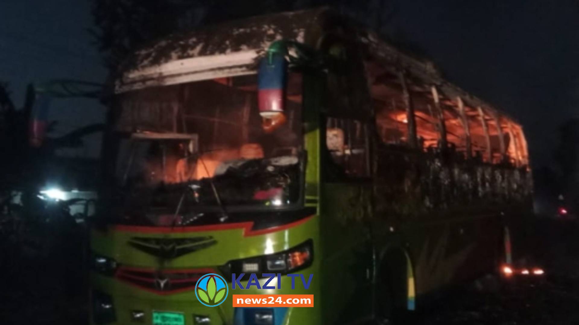 রাজশাহী চাঁপাইনবাবগঞ্জ মহাসড়কে যাত্রীবাহী বাসে আগুন