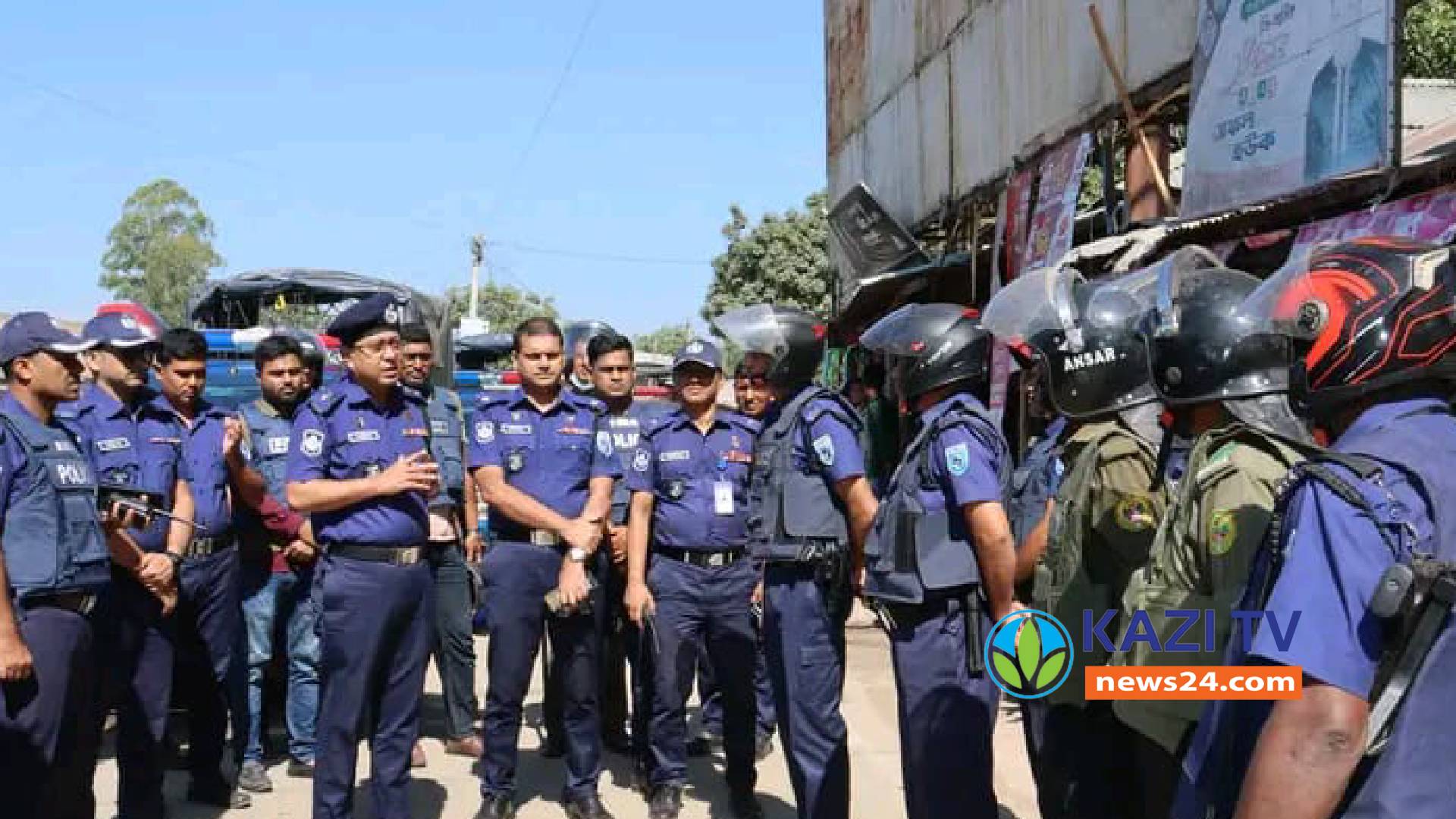 লালমনিরহাটে আইনশৃঙ্খলা রক্ষাকারী বাহিনী কঠোর অবস্থানে অবরোধের দ্বিতীয় দিন চিত্র