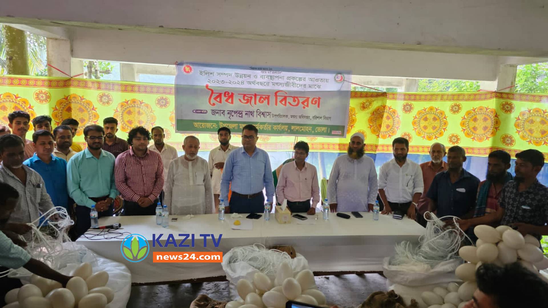 লালমোহনে জেলে পল্লীর জেলেদের মাঝে বৈধ জাল বিতরণ