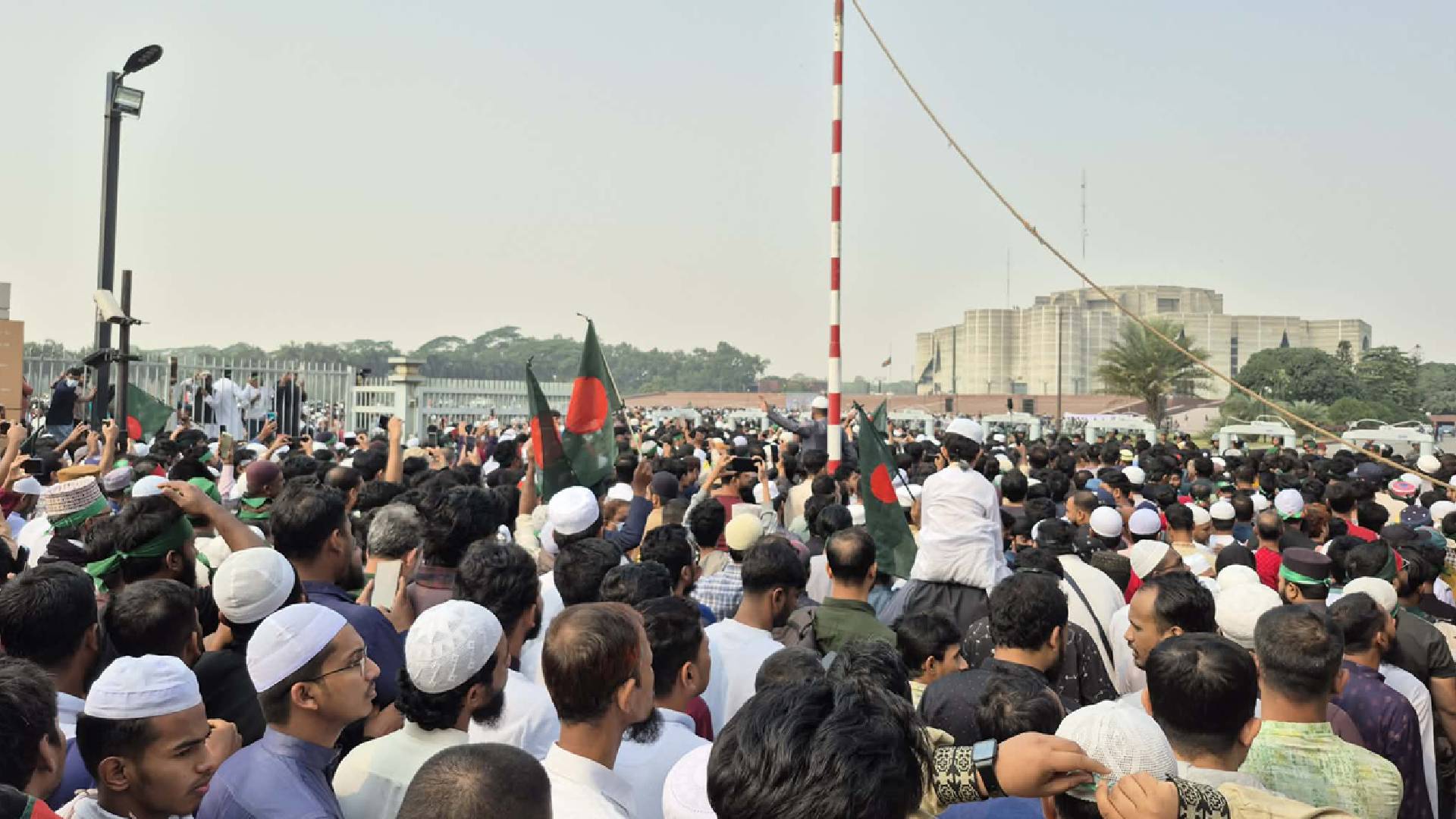 শহীদ হাদির জানাজায় অংশ নিতে সংসদ ভবনের দক্ষিণ প্লাজায় লাখো মানুষের ঢল
