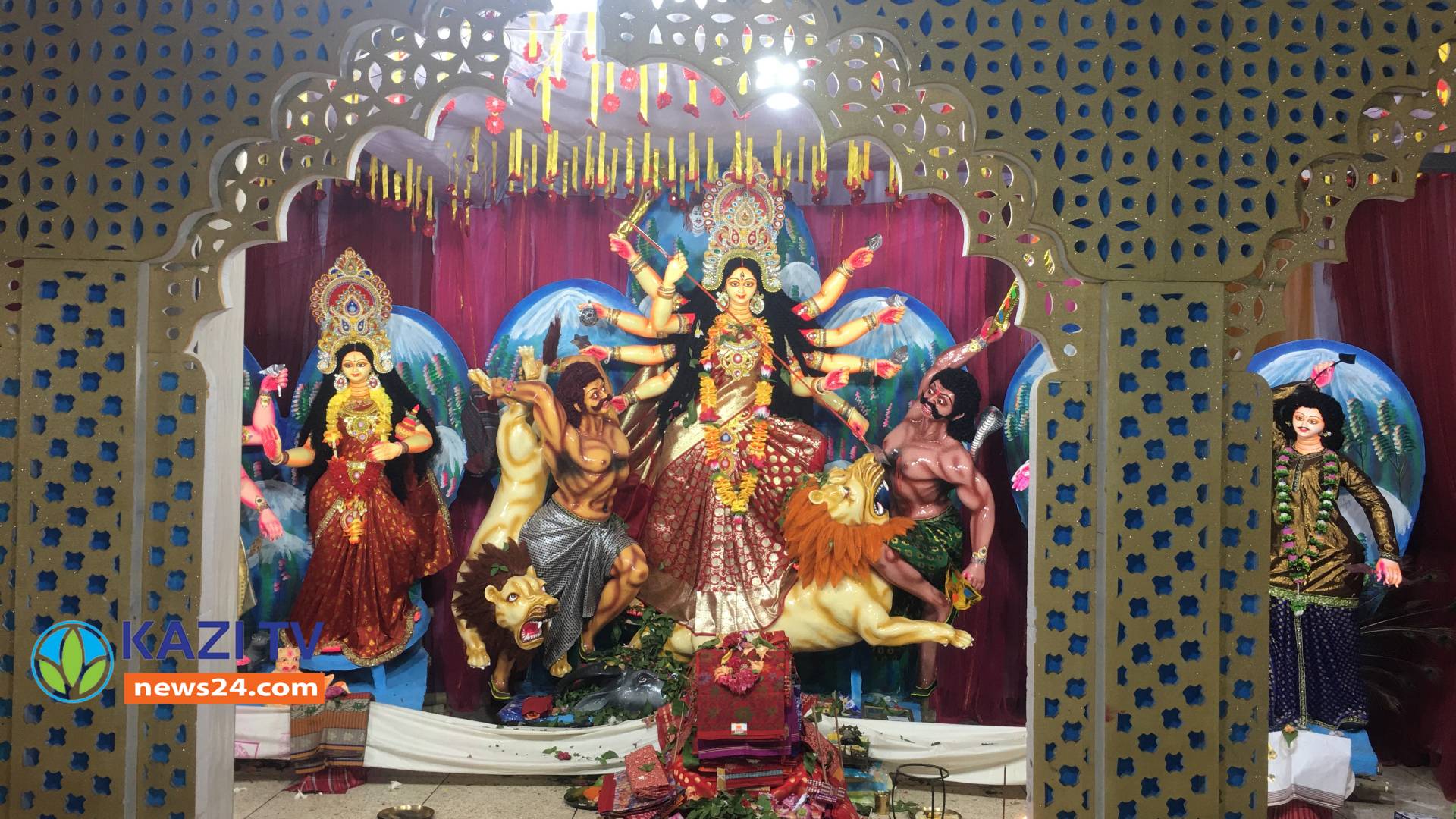 শারদীয় দুর্গোৎসবের আজ মহানবমীতে ভক্তদের ভিড়।