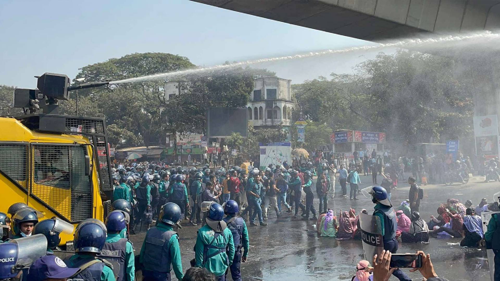 শাহবাগে শিক্ষকদের ওপর পুলিশের লাঠিচার্জ, জলকামান