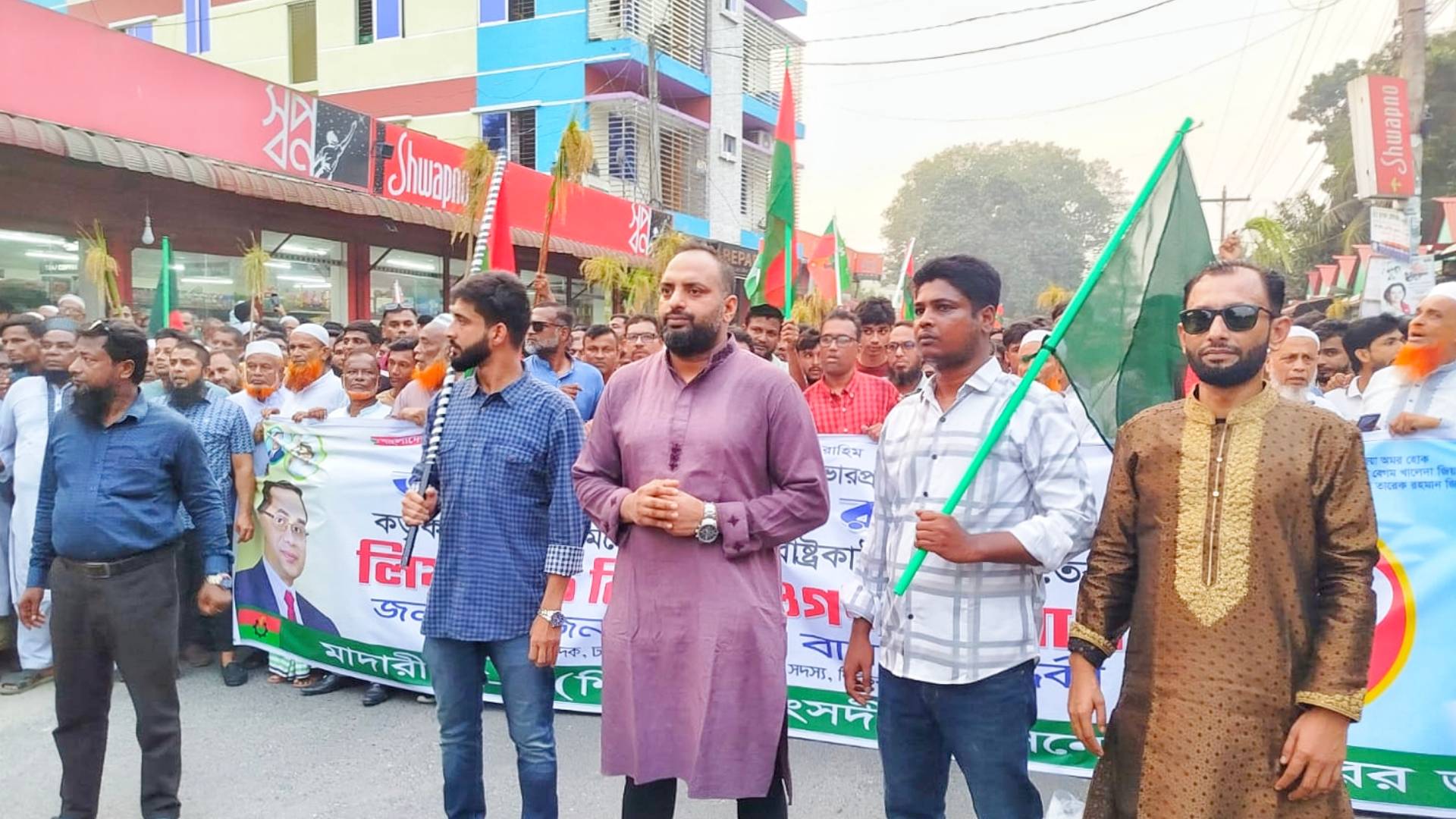 শিবচরে বিএনপির ৩১ দফার লিফলেট বিতরণ ও গণসংযোগ