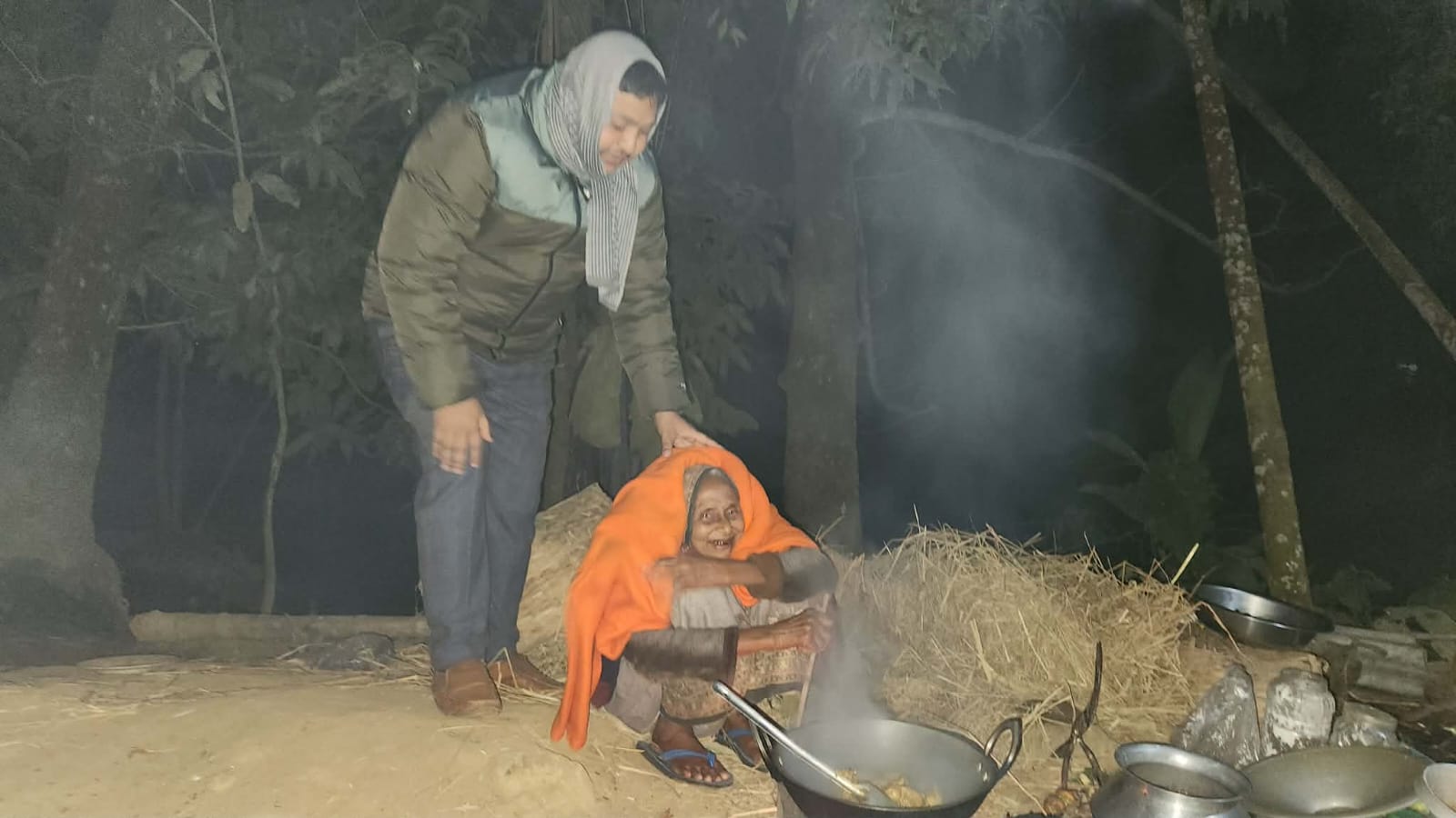 শীতার্তদের জন্য ঘরে ঘরে কম্বল, প্রশংসায় ইউপি সদস্যের মানবিকতা