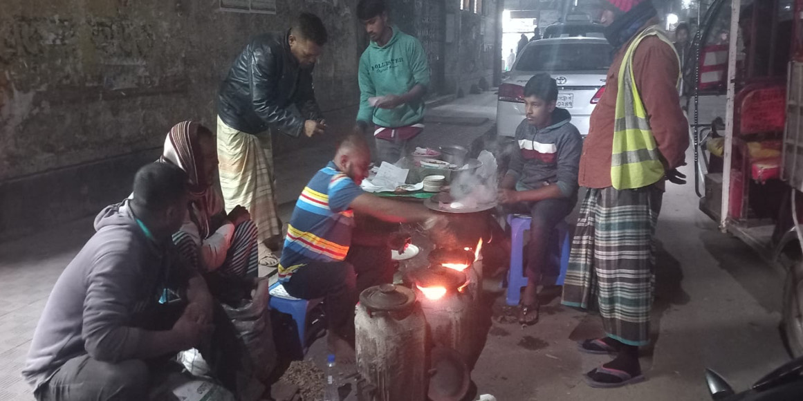শীতে পিঠাপুলির দোকানে ক্রেতাদের ভীড়।