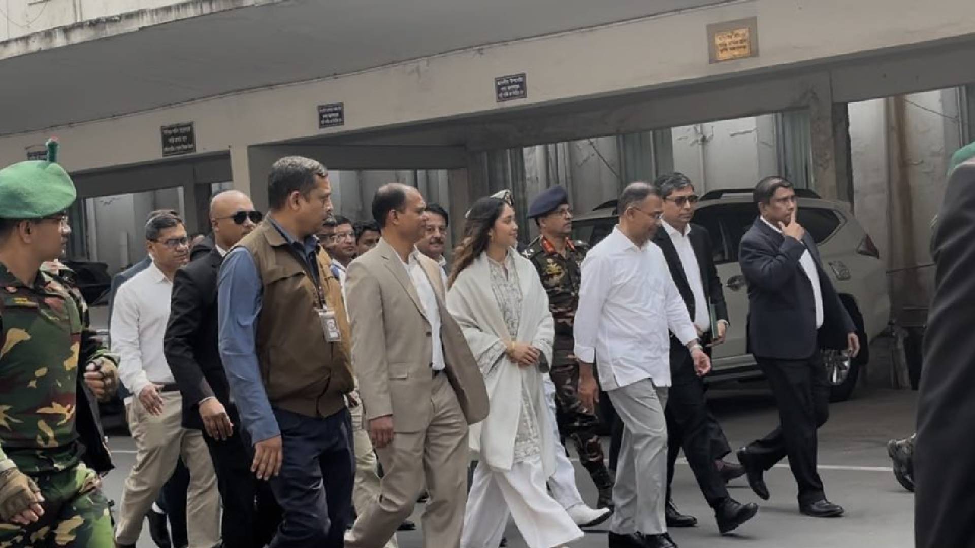 সচিবালয় থেকে হেঁটে একুশে পদক প্রদান অনুষ্ঠানে গেলেন প্রধানমন্ত্রী
