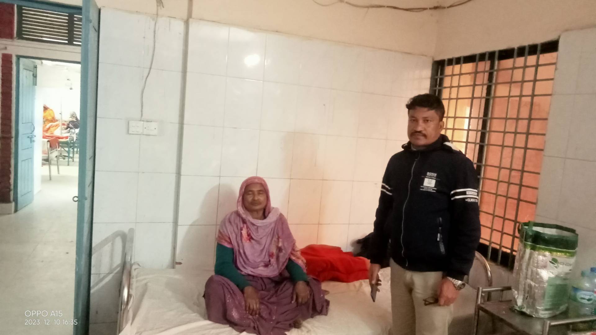 সাবেরা খাতুন সরকারী প্রাথমিক বিদ্যালয়ের সহকারী শিক্ষিকাকে পিটিয়ে গুরুতর আহত