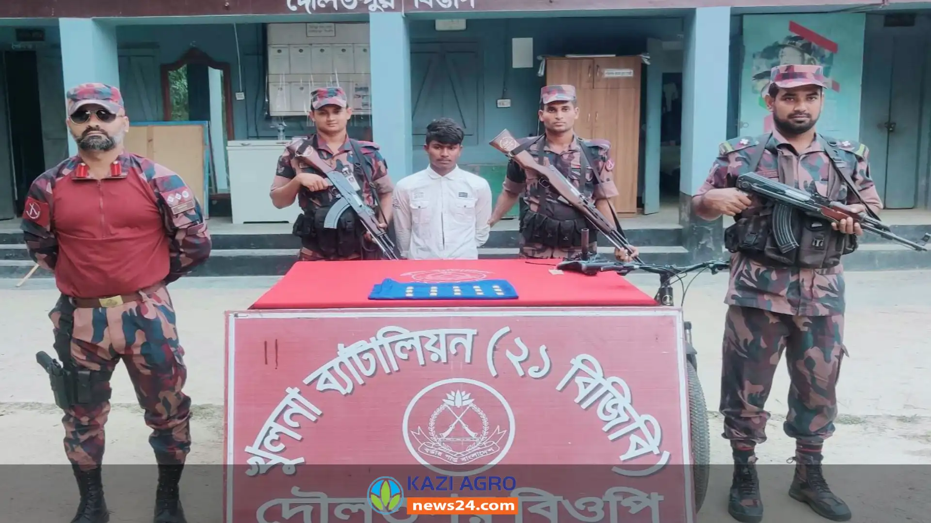 সীমান্ত দিয়ে পাচার  হওয়া ১৫ পিচ স্বর্ণের বারসহ আটক ১