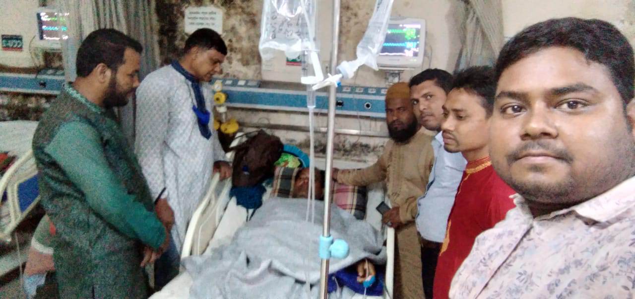 সুন্দরগঞ্জের অসুস্থ সাংবাদিক নেতা বুলুকে দেখতে রংপুর মেডিকেলে সহকর্মীরা