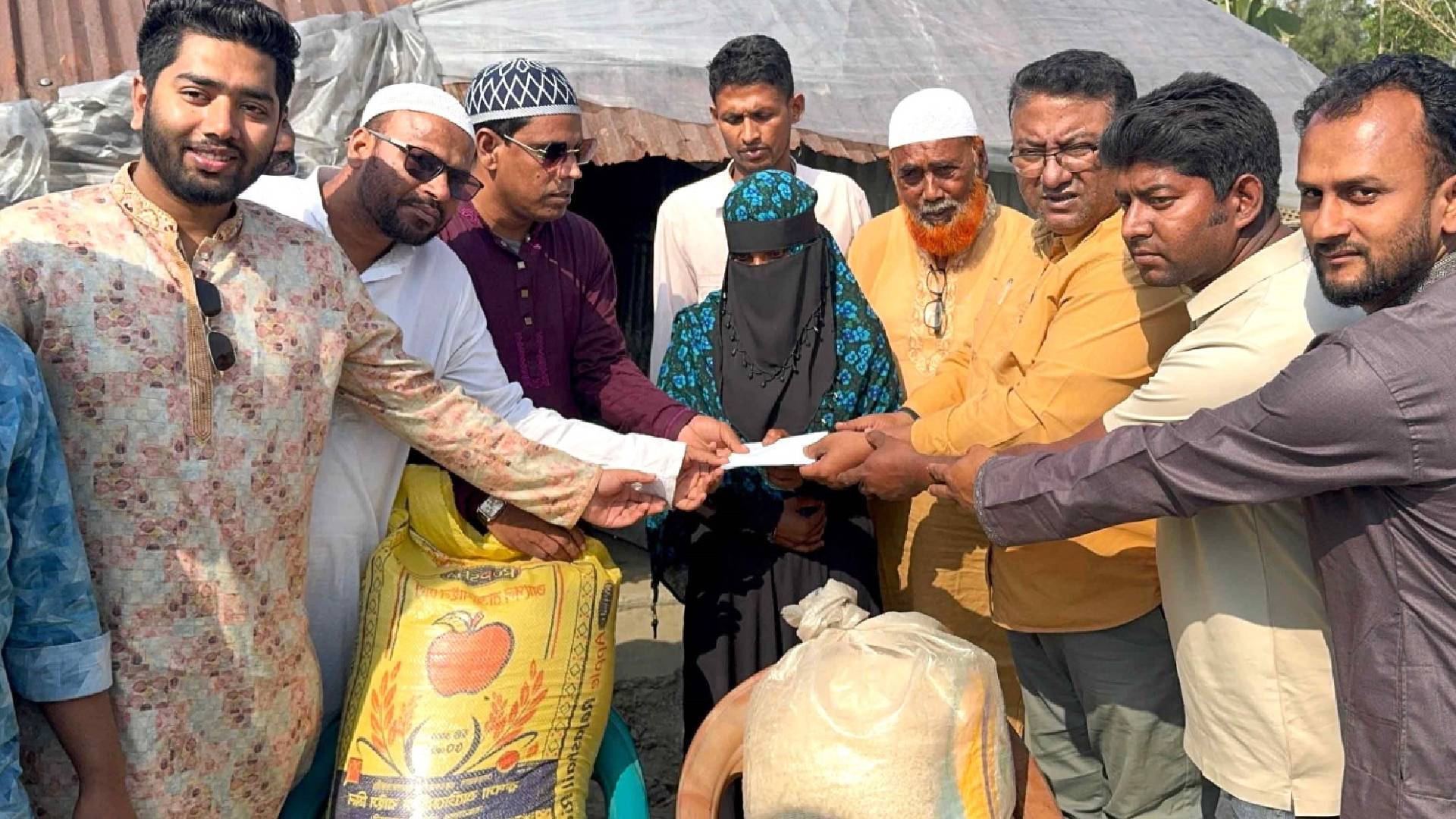 সুবর্ণচরে অসহায় বিধবার পাশে ছাত্রদল নেতা নাছির উদ্দীন নাছির, ঘর নির্মাণের আশ্বাস