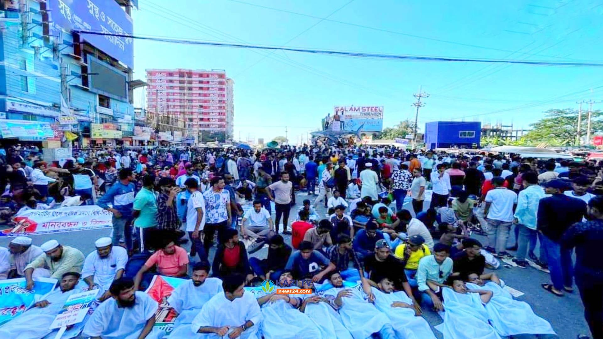 সেন্টমার্টিন ভ্রমণে বিধি-নিষেধ প্রত্যাহারের দাবিতে কাপনের কাপড় গায়ে সড়ক অবরোধ