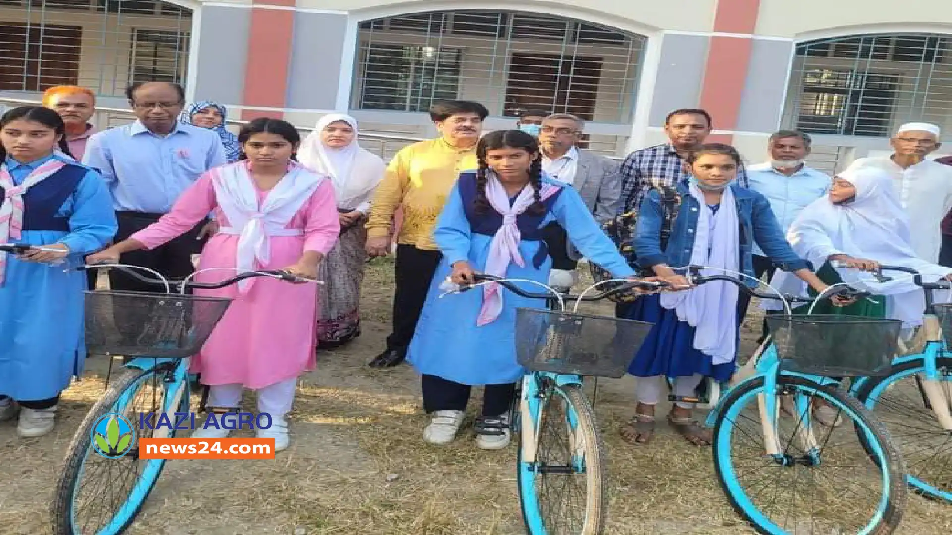 সোনারগাঁয়ের ছাত্রীদের মাঝে বাইসাইকেল বিতরণ করেন এমপি খোকা