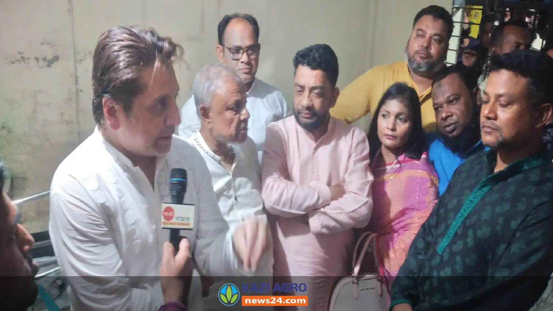 সোনারগাঁয়ে আওয়ামী লীগ কার্যালয় ভাংচুর, পরিদর্শন করলেন নেতাকর্মীরা