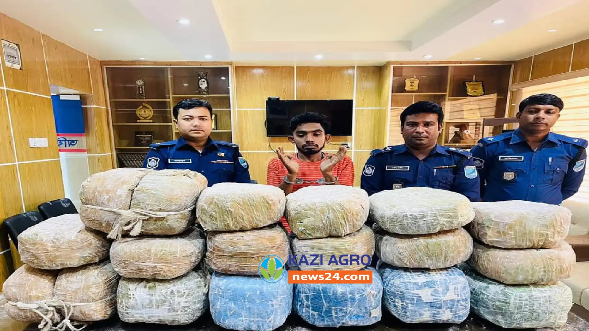 সোনারগাঁয়ে মাছের খাদ্য পরিবহণের আড়ালে মাদক ব্যবসা ৪৩ কেজি গাঁজাসহ একজন গ্রেফতা