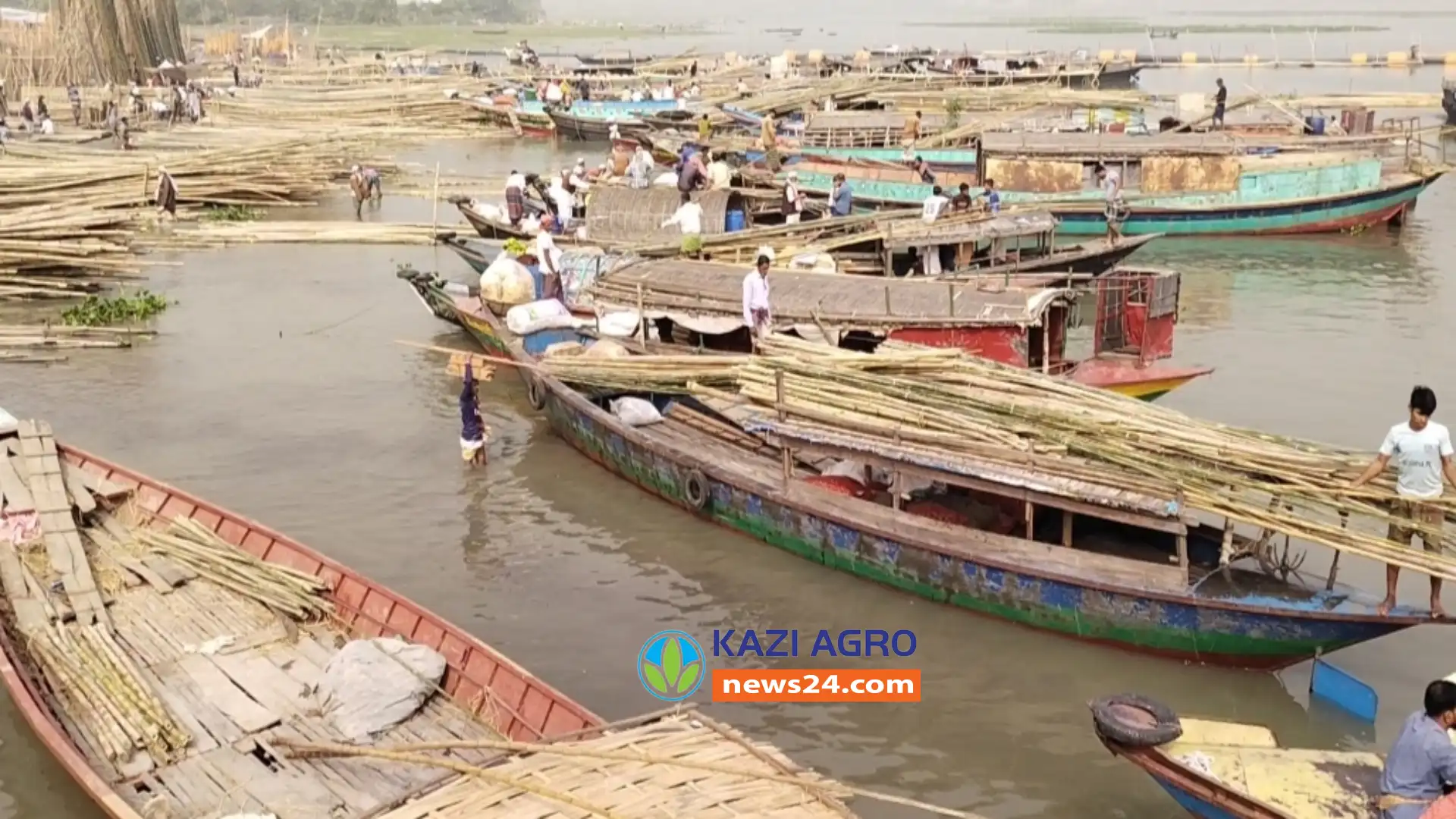 সোনারগাঁয়ে মেঘনা নদী থেকে অবৈধভাবে বালু উত্তোলনর