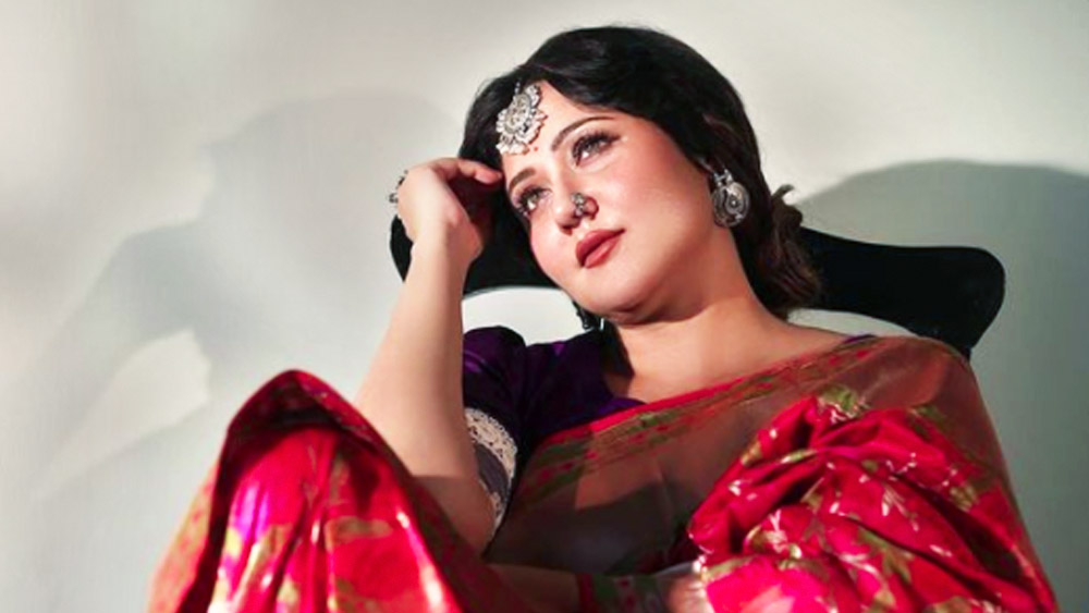 স্বস্তিকা এক মিনিটেই শাড়ি পরে দেখালেন