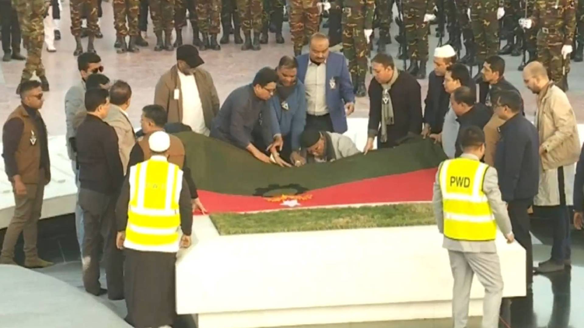 স্বামীর পাশে চিরনিদ্রায় শায়িত ‘আপসহীন নেত্রী’ খালেদা জিয়া