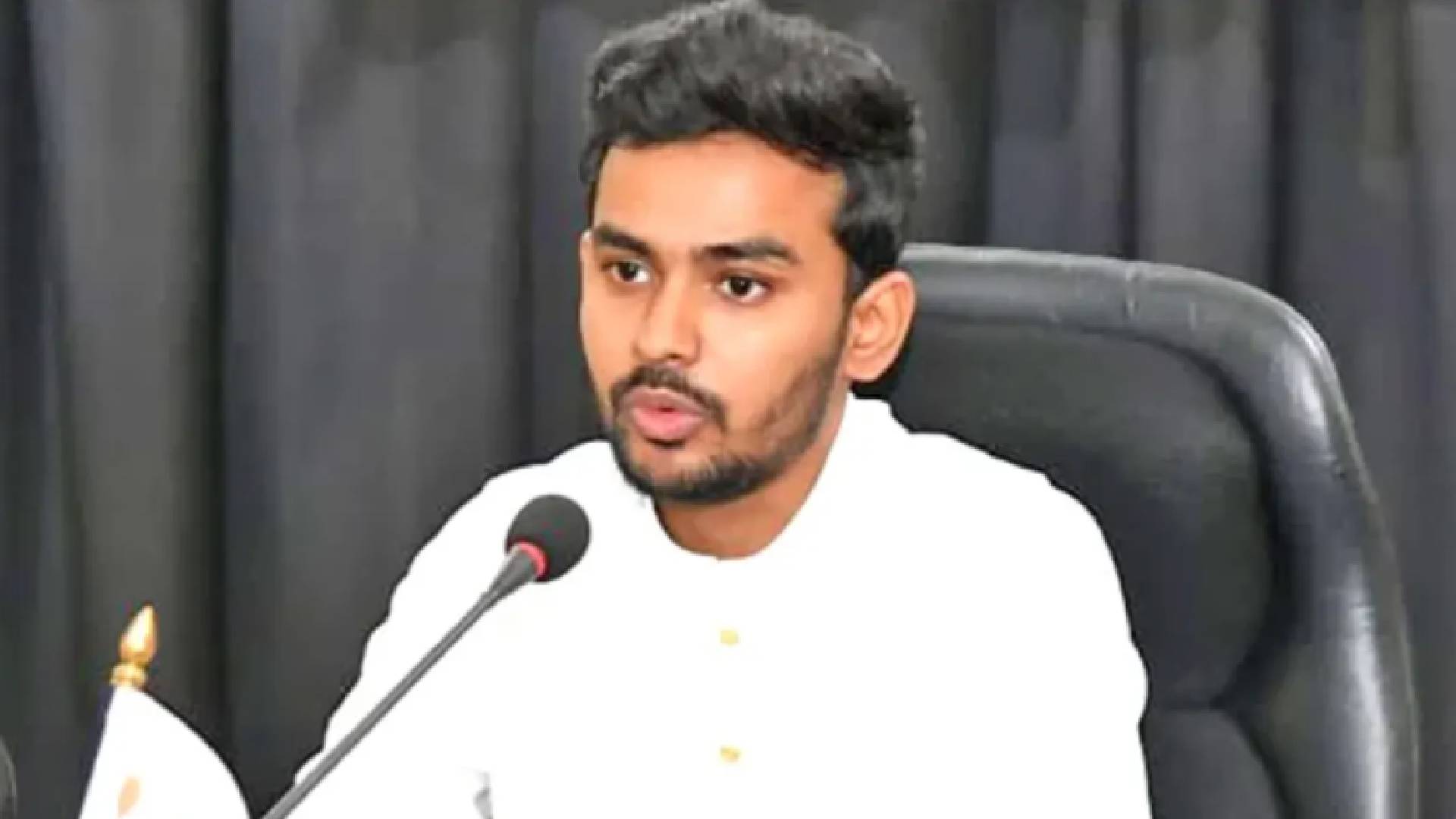 স্বাস্থ্য উপদেষ্টা কেন বিদেশে চিকিৎসা নেন, জানালেন আসিফ মাহমুদ