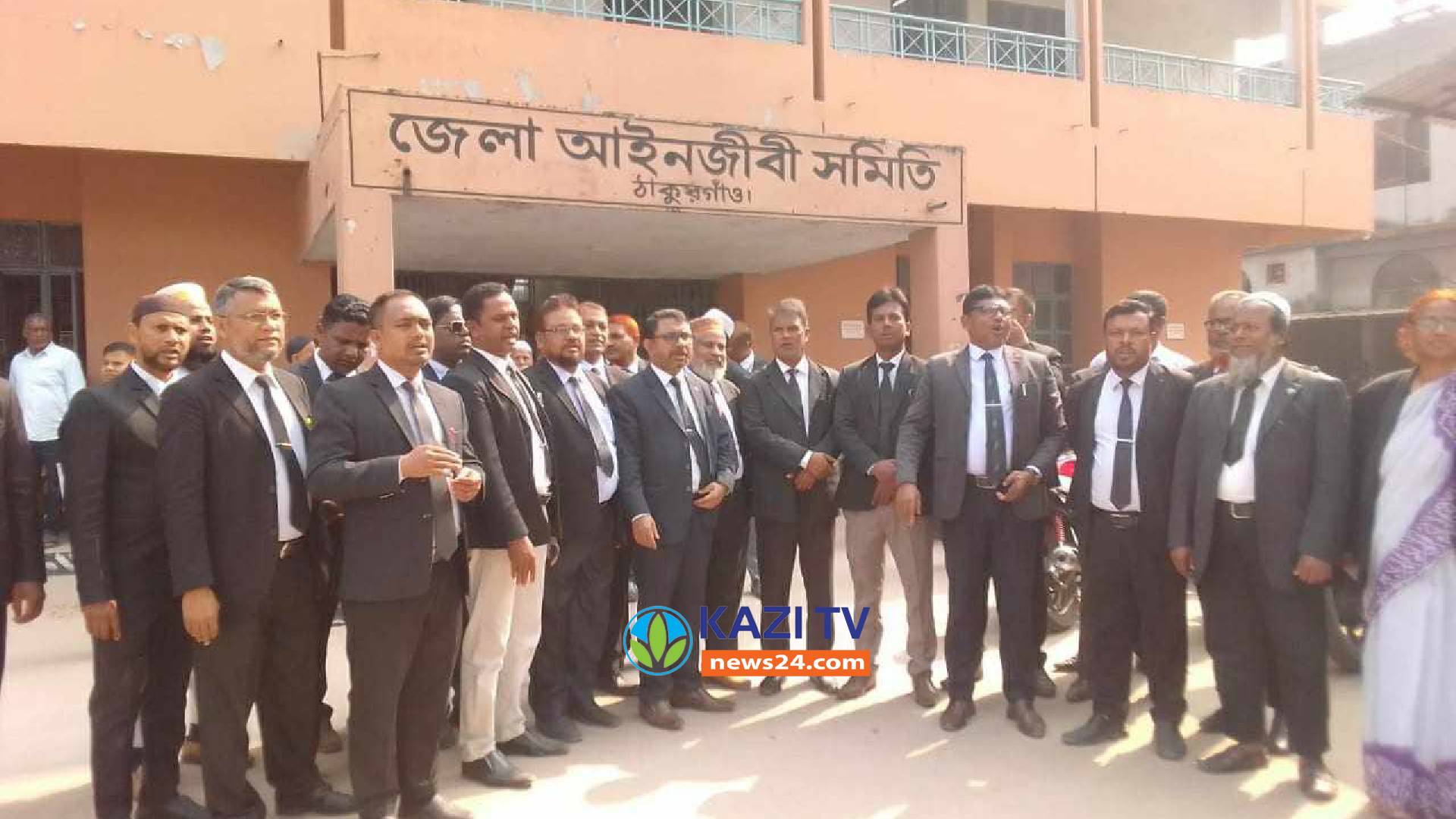 হরতালের সমর্থনে ঠাকুরগাঁওয়ে বিএনপিপন্থি আইনজীবীদের বিক্ষোভ