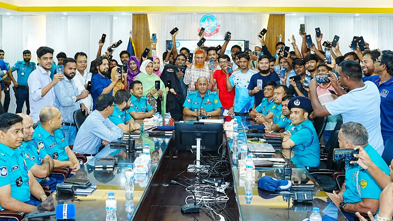 হারানো ১৪৫ মোবাইল ফোন ফিরে পেলেন মালিকরা